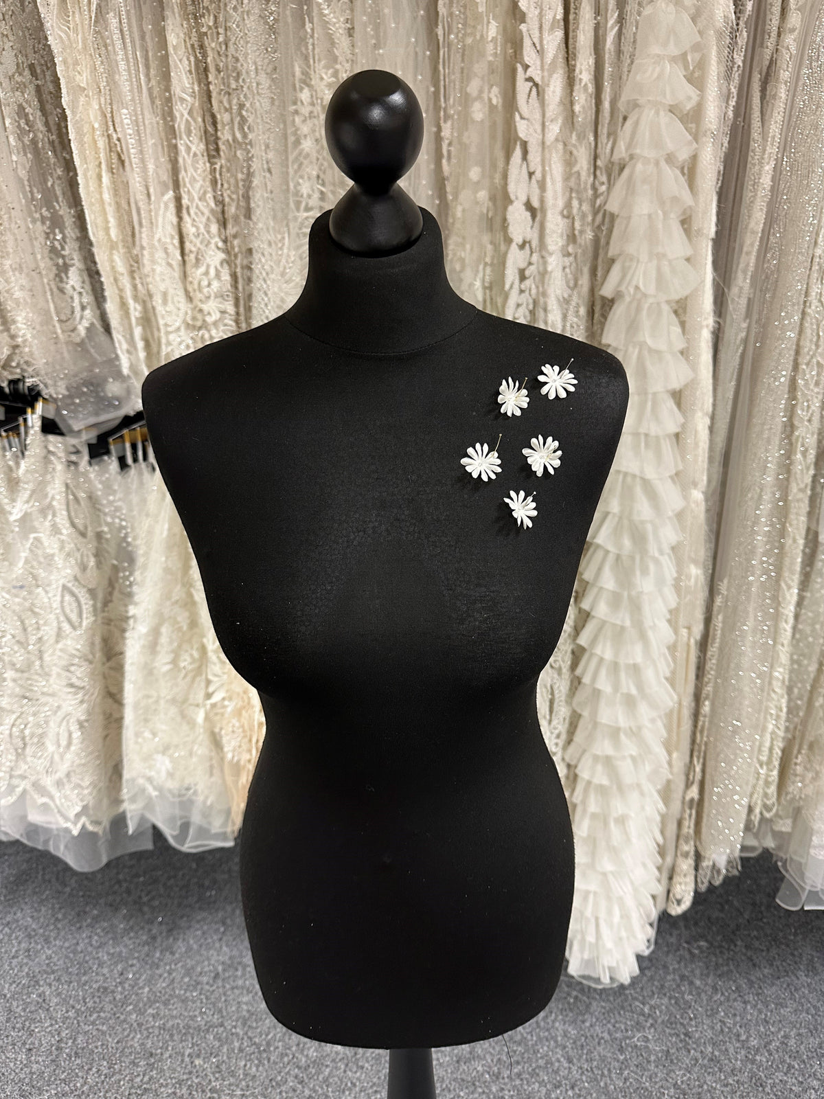 Fleurs découpées au laser ivoire foncé - M15 (Sachet de 144)