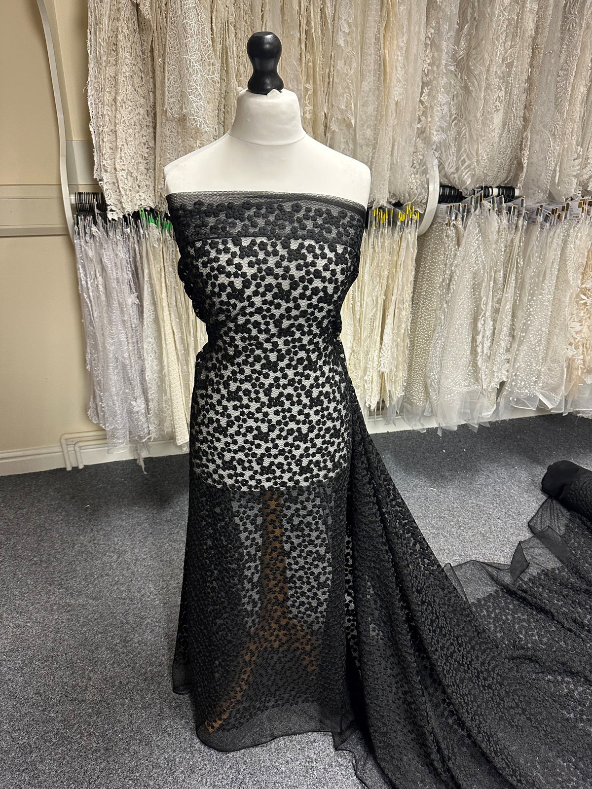 Dentelle à fleurs brodée noire - Madcap