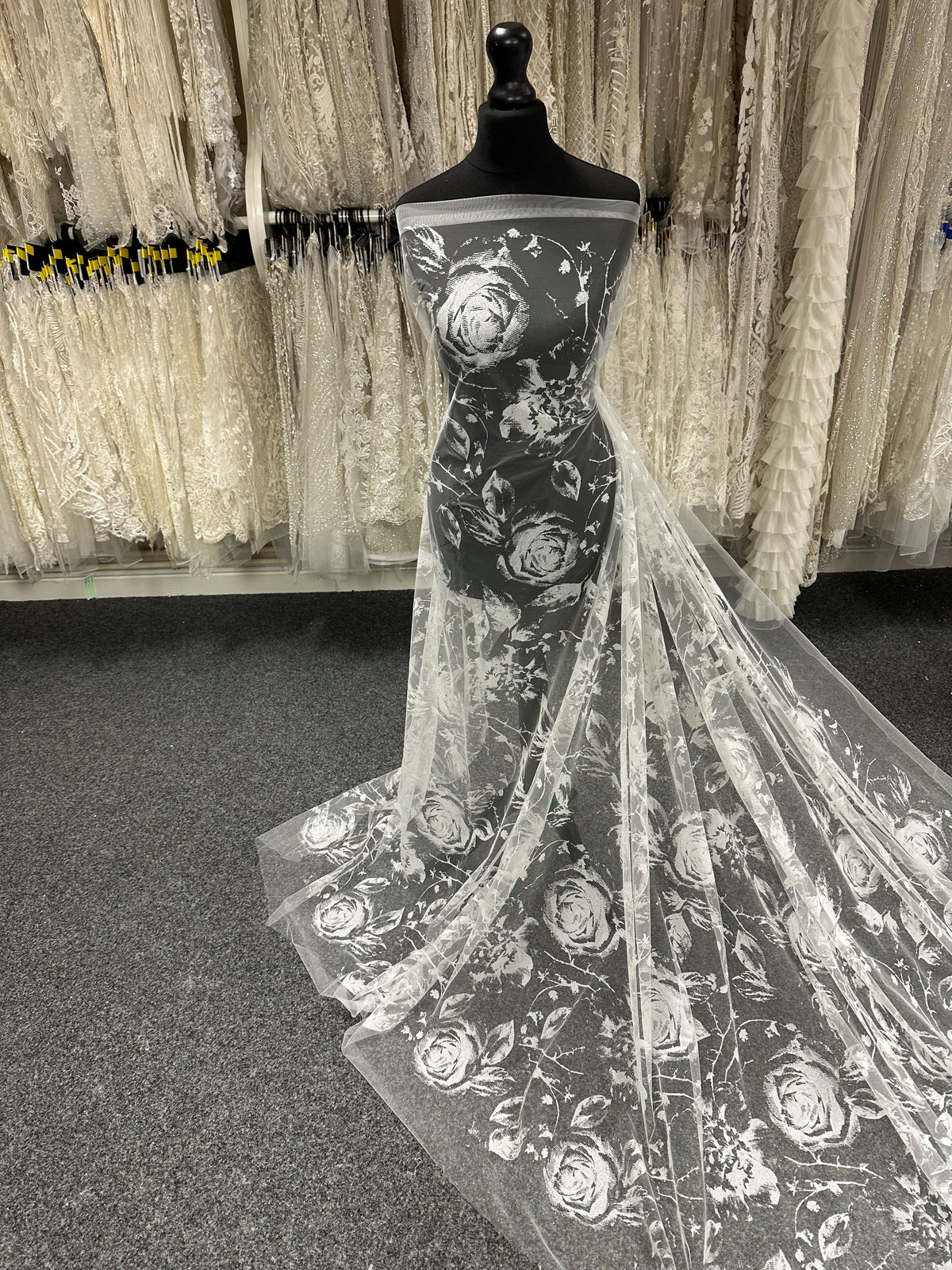 Dentelle ivoire pailletée - Aiguille