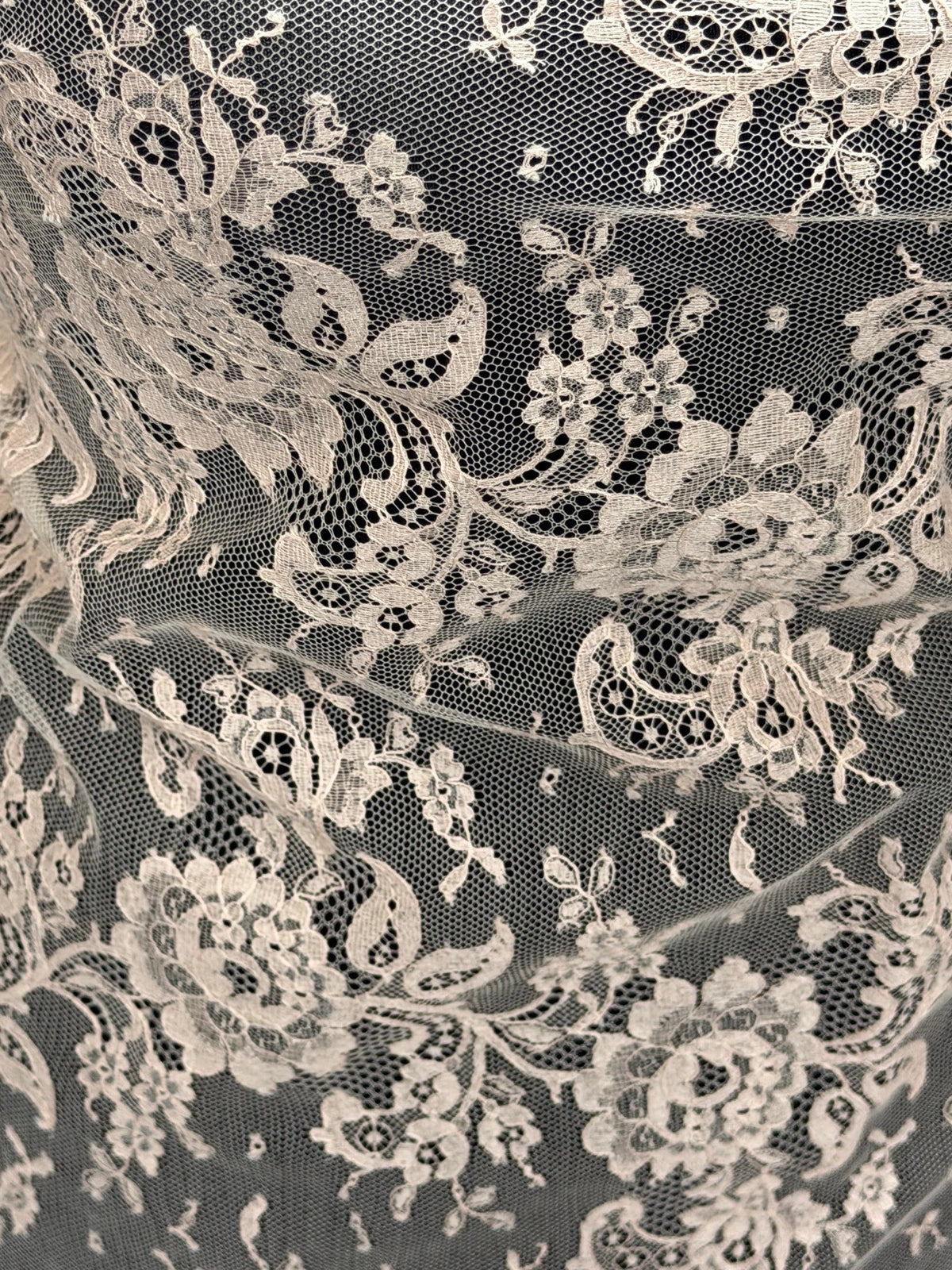 Dentelle Chantilly rose foncé - P205