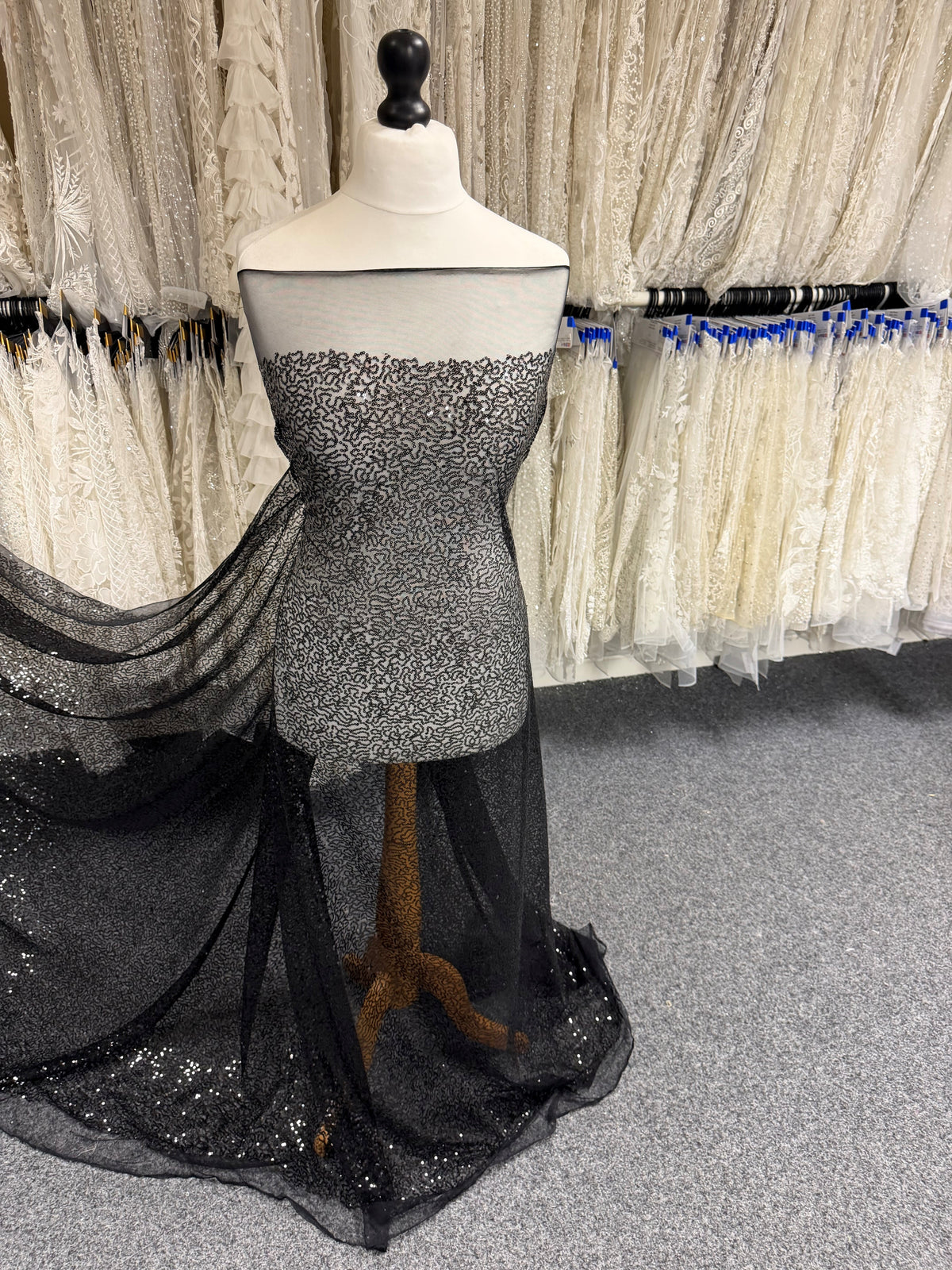 Dentelle noire à sequins - P913