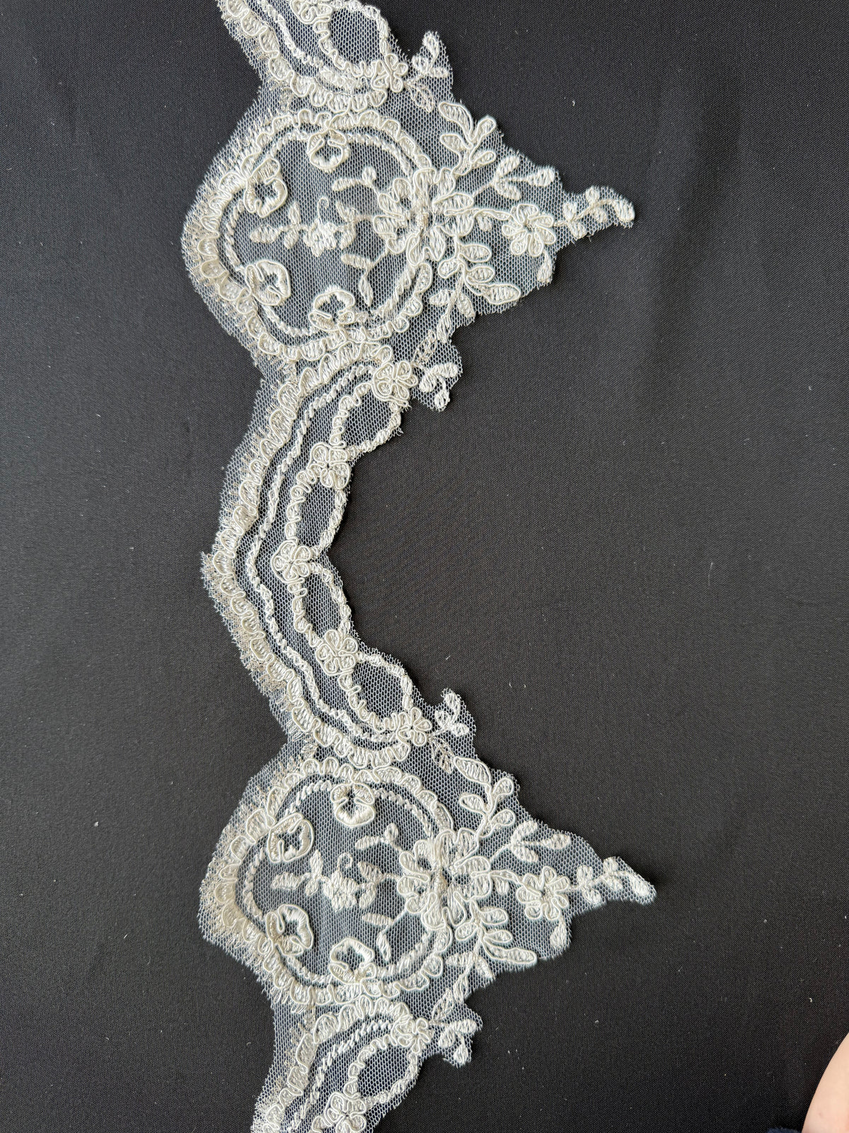 Ivoire avec Bordure en Dentelle Brodé Argenté - T298