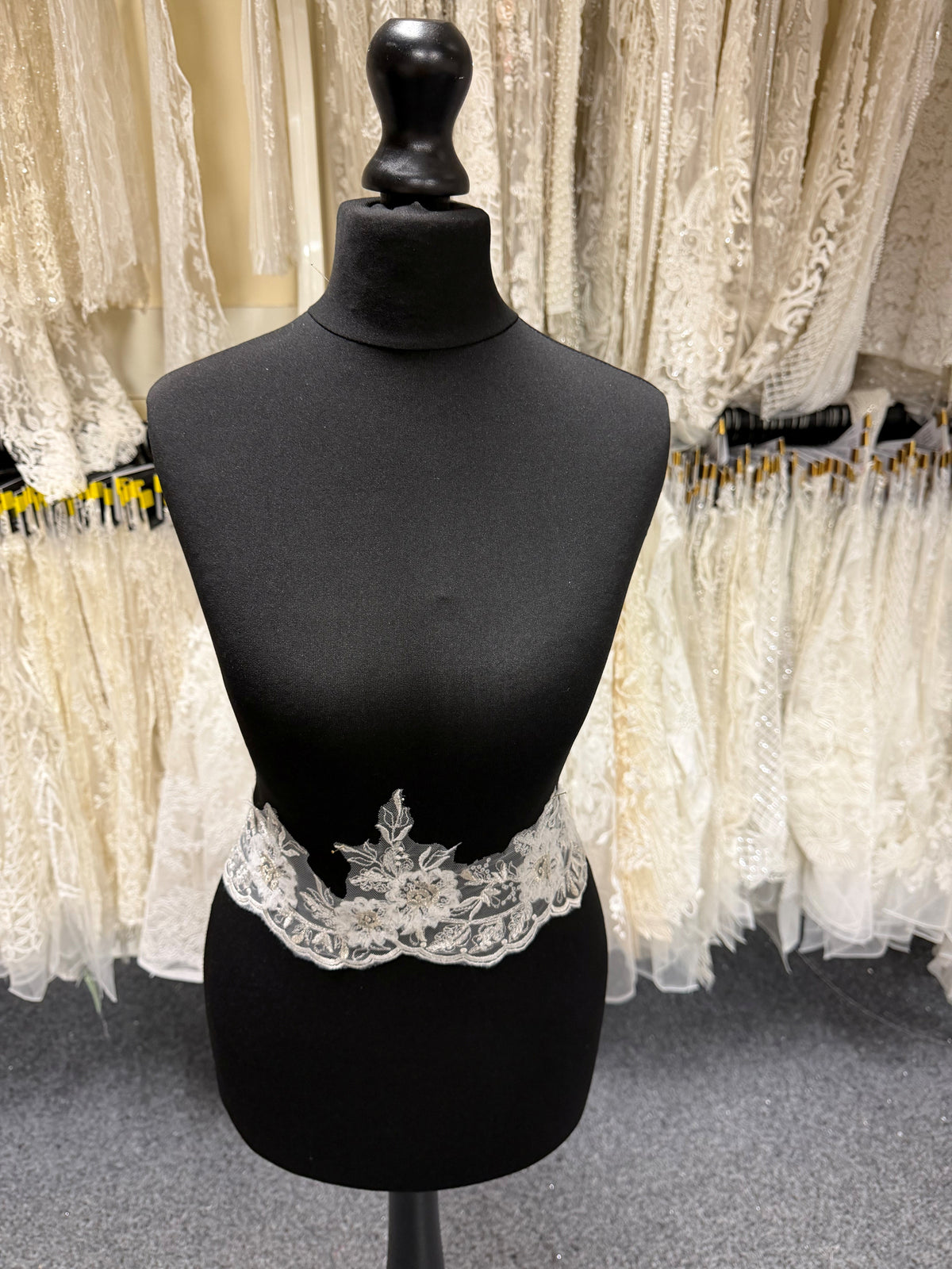 Bordure en dentelle brodée ivoire - T358