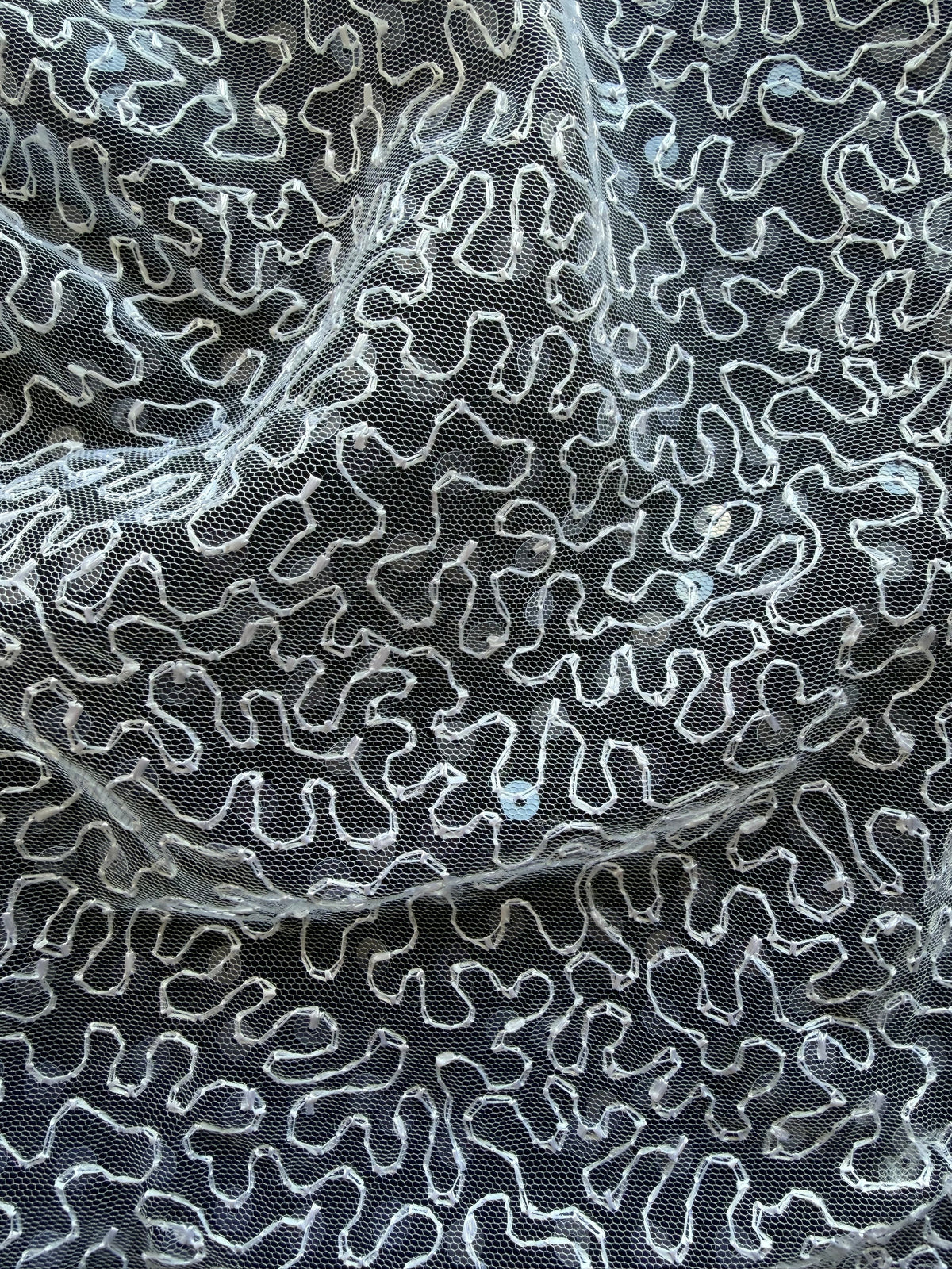 Tulle blanc brodé de sequins – EB3001