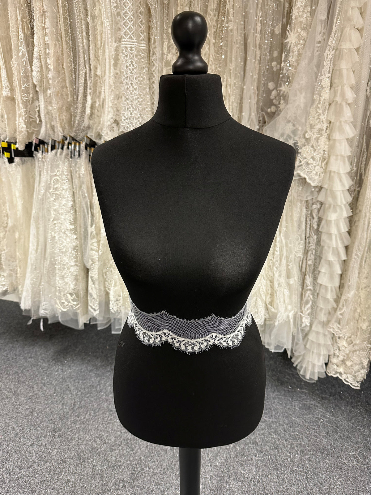 Bordure en dentelle Chantilly ivoire - Zeppelin