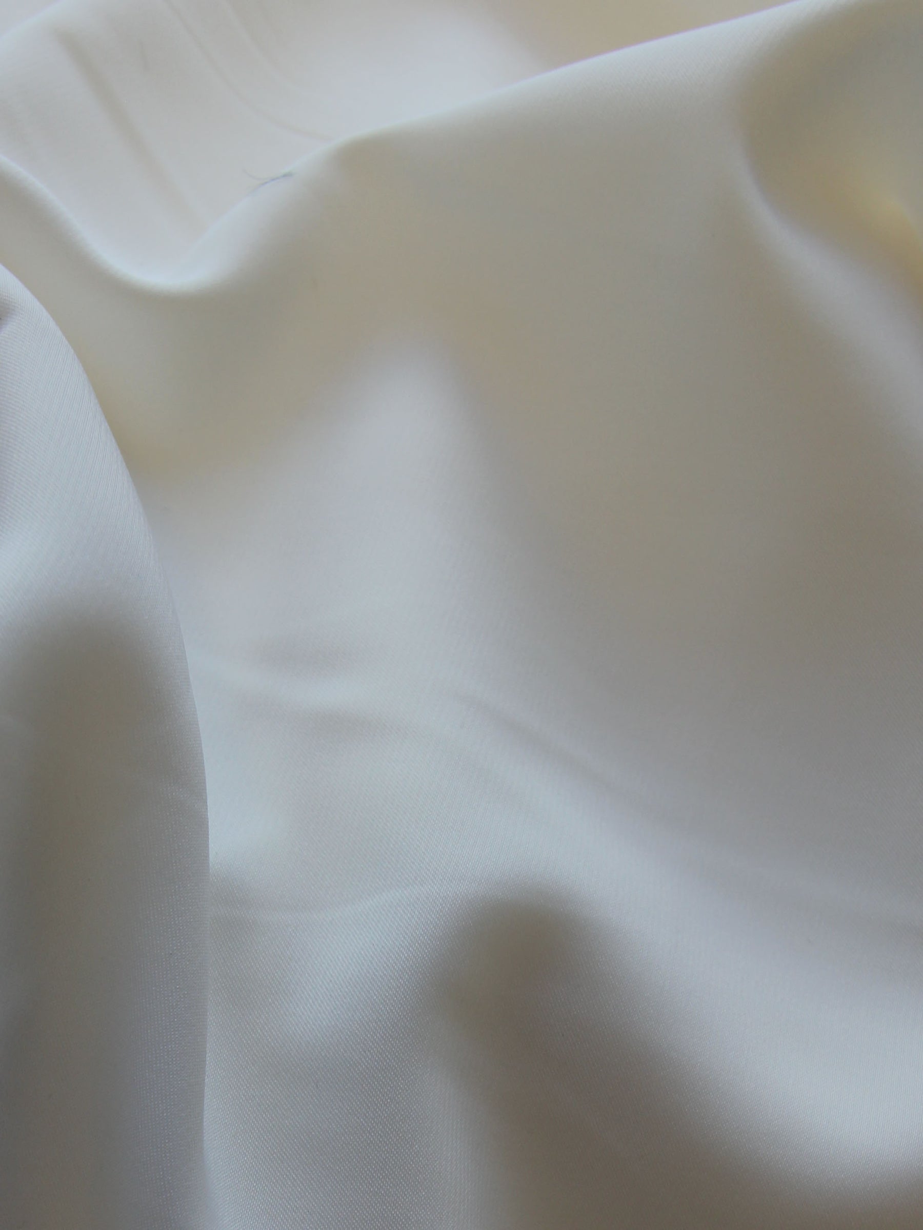 Polyester doux satin Ivoire (148cm) - Trust