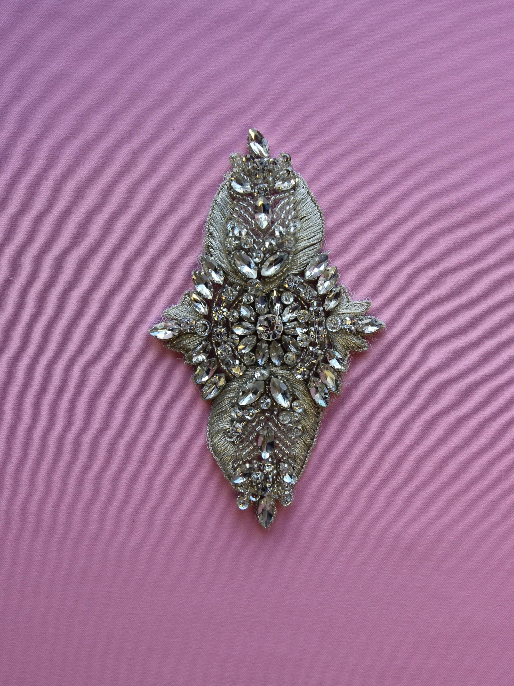 Applique en cristal brodée – Hellebore