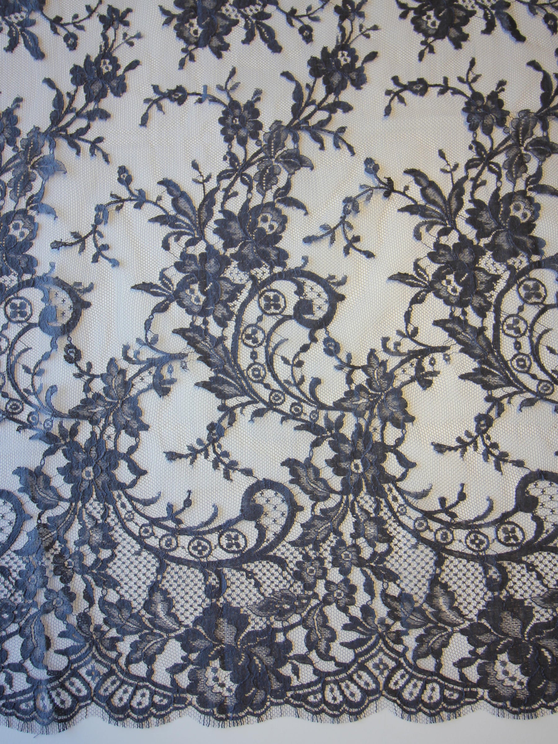 Dentelle Chantilly Grise - Kate