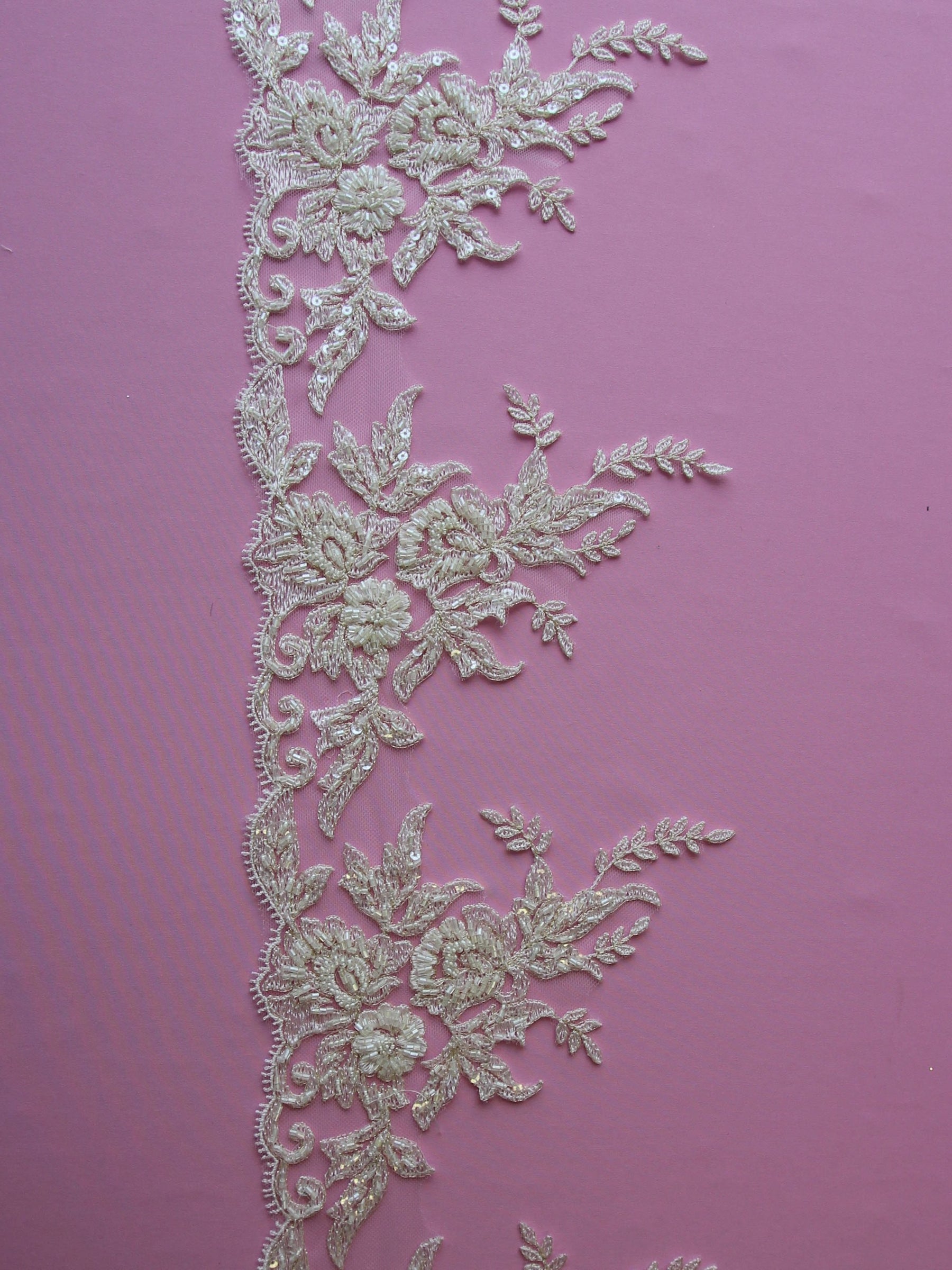 Bordure en dentelle ivoire perlée – Nicole