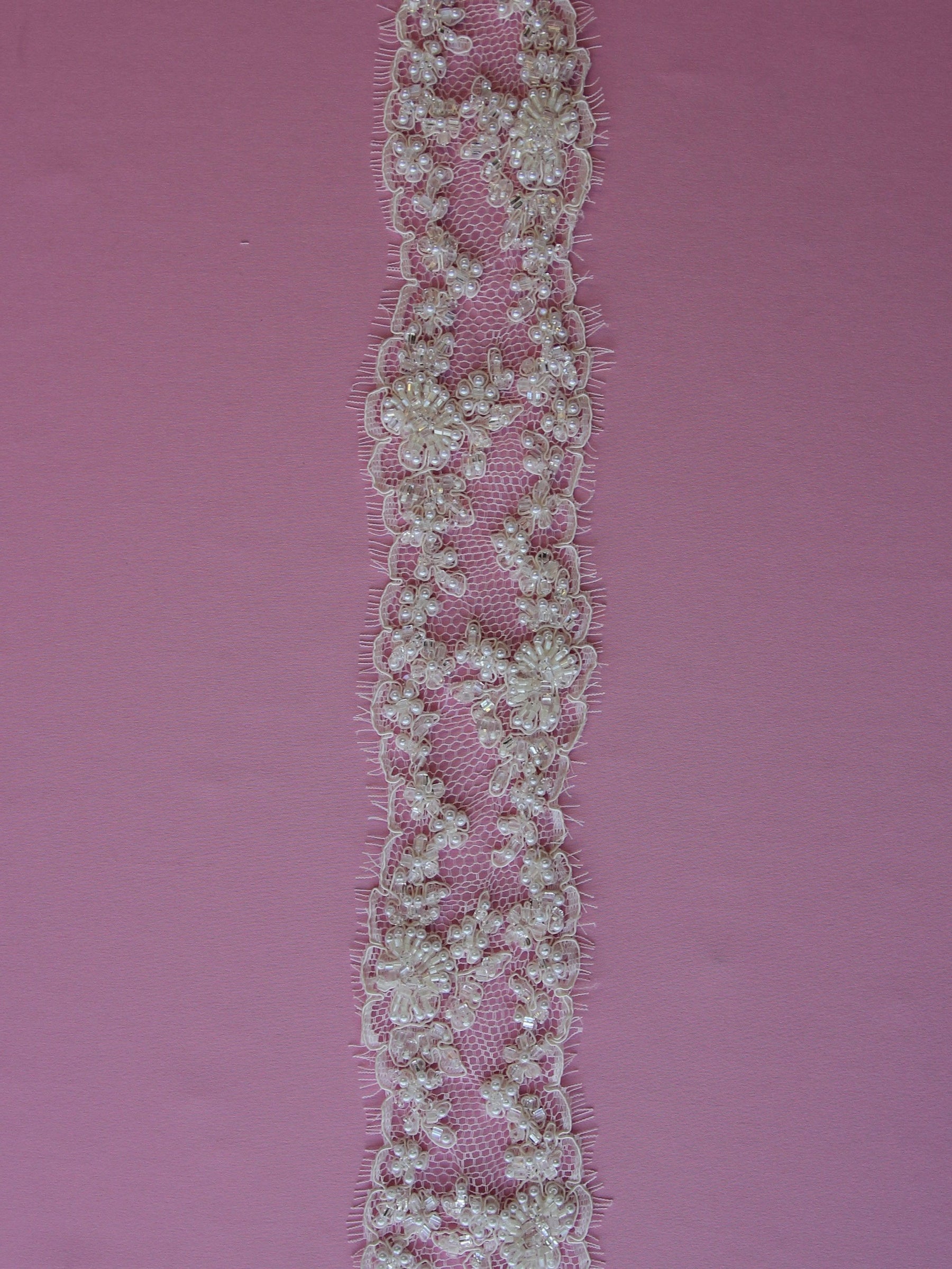 Bordure en dentelle ivoire cordée et perlée - Omega