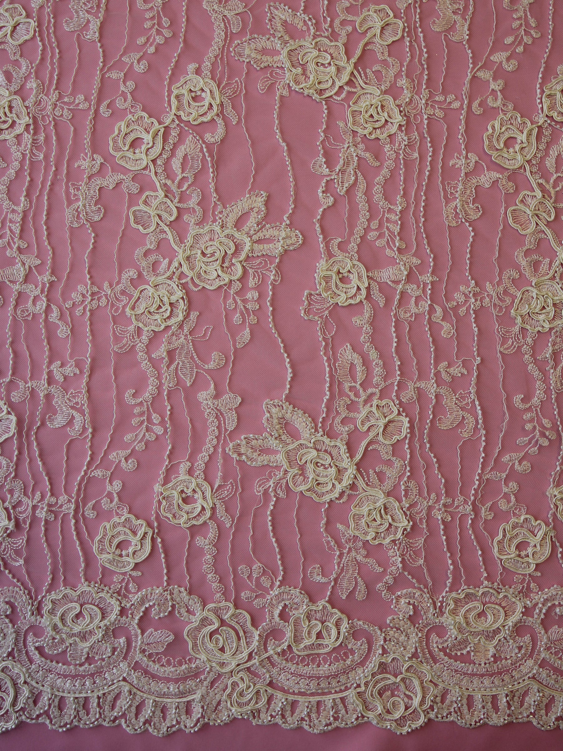 Dentelle Ivoire Cordonnée et Perlée – Rochelle