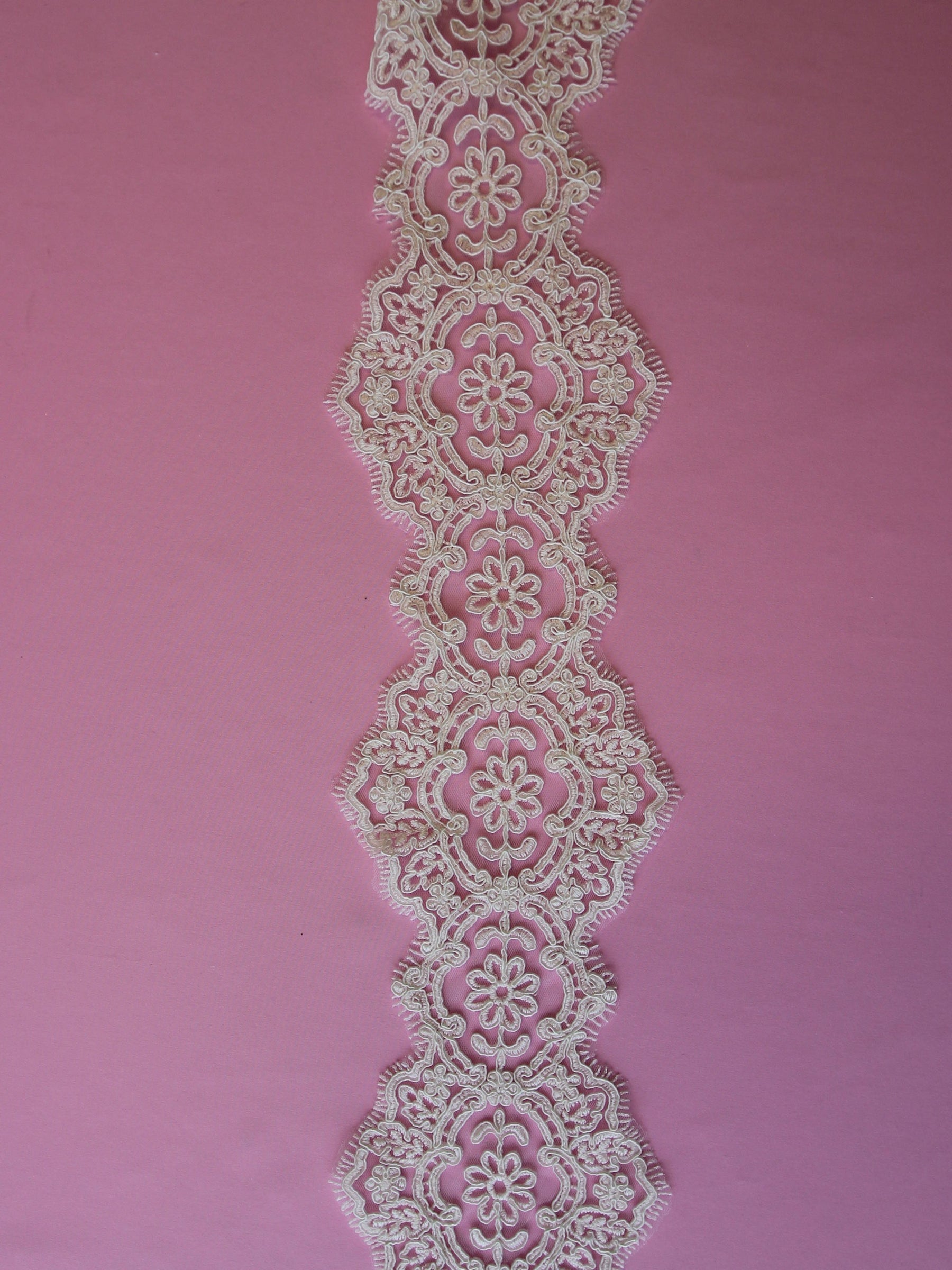 Bordure en dentelle ivoire cordée – Agapanthus