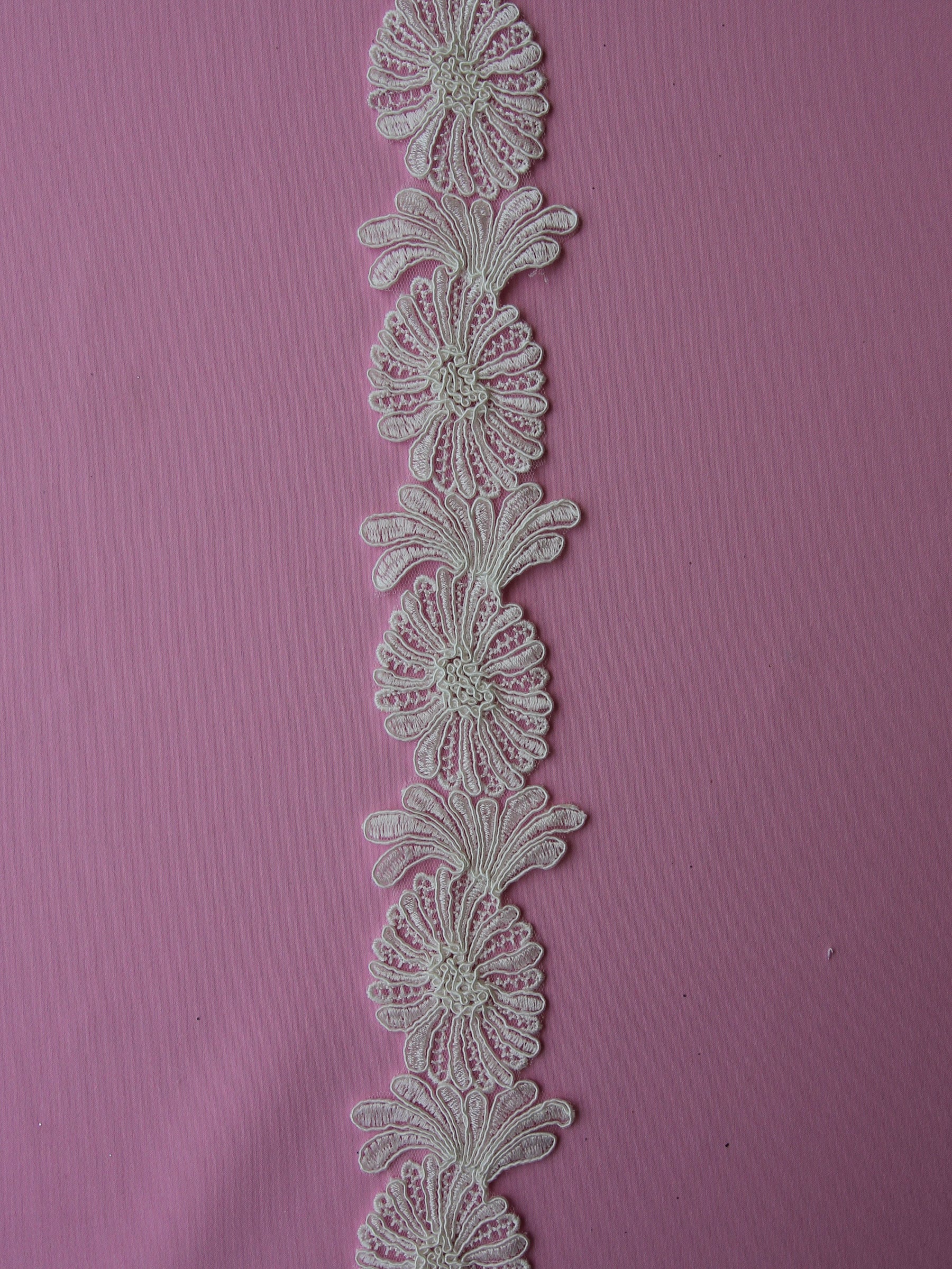 Bordure en dentelle ivoire cordée - Azalea