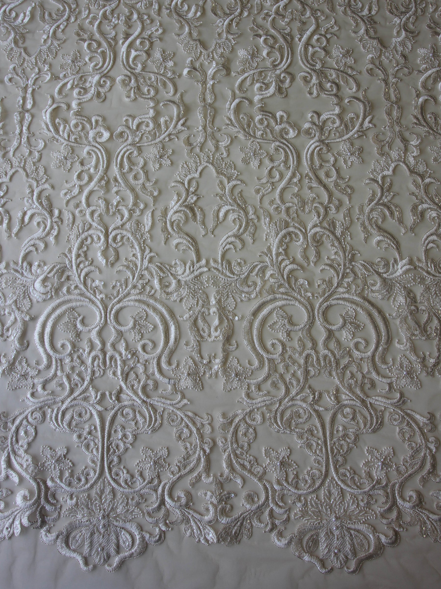 Dentelle brodée ivoire sur tulle nude - Elke