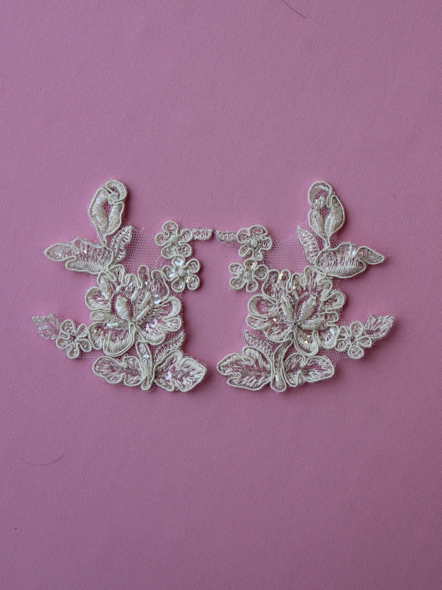 Appliques en dentelle ivoire perlée – Victoria (Petit)