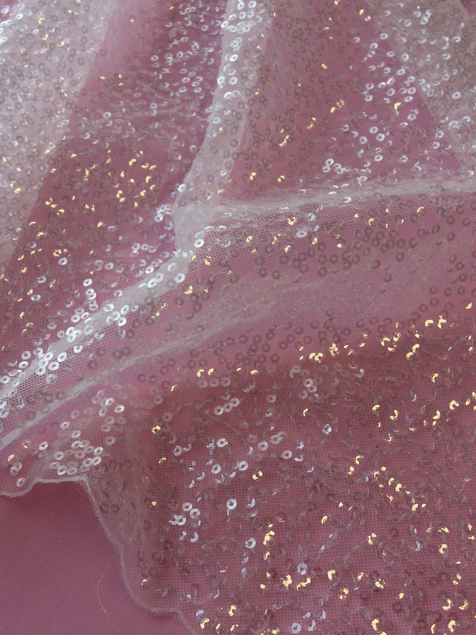 Tulle à paillettes ivoire – Animation