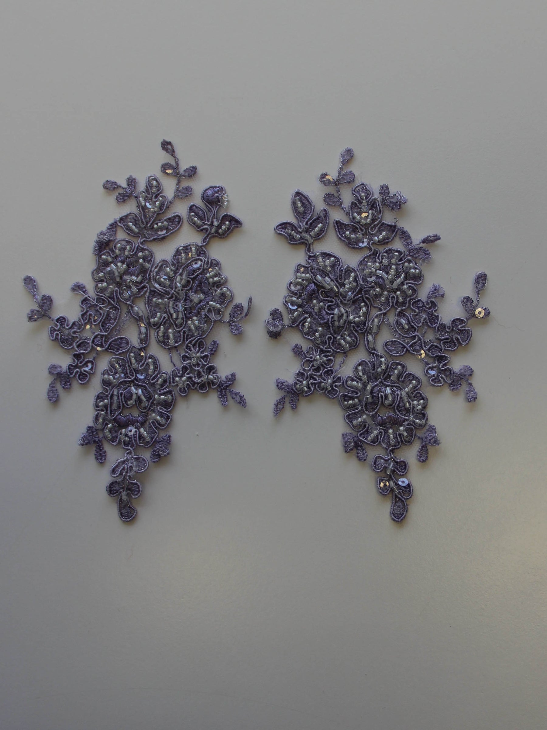 Appliques en dentelle lilas – Sophia.