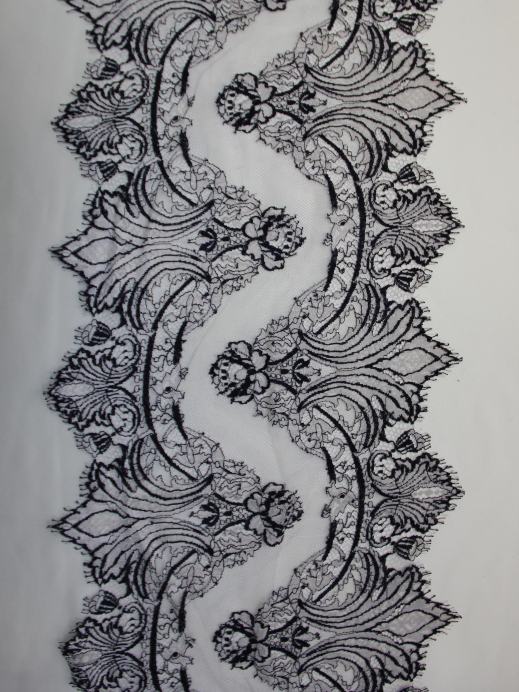 Bordure en dentelle bleu marine - Claire.