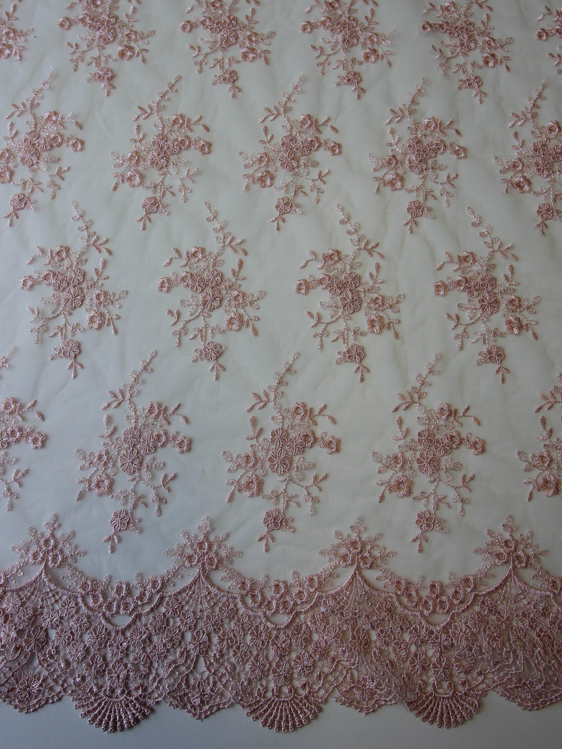 Dentelle Brodée Pêche - Kirsty