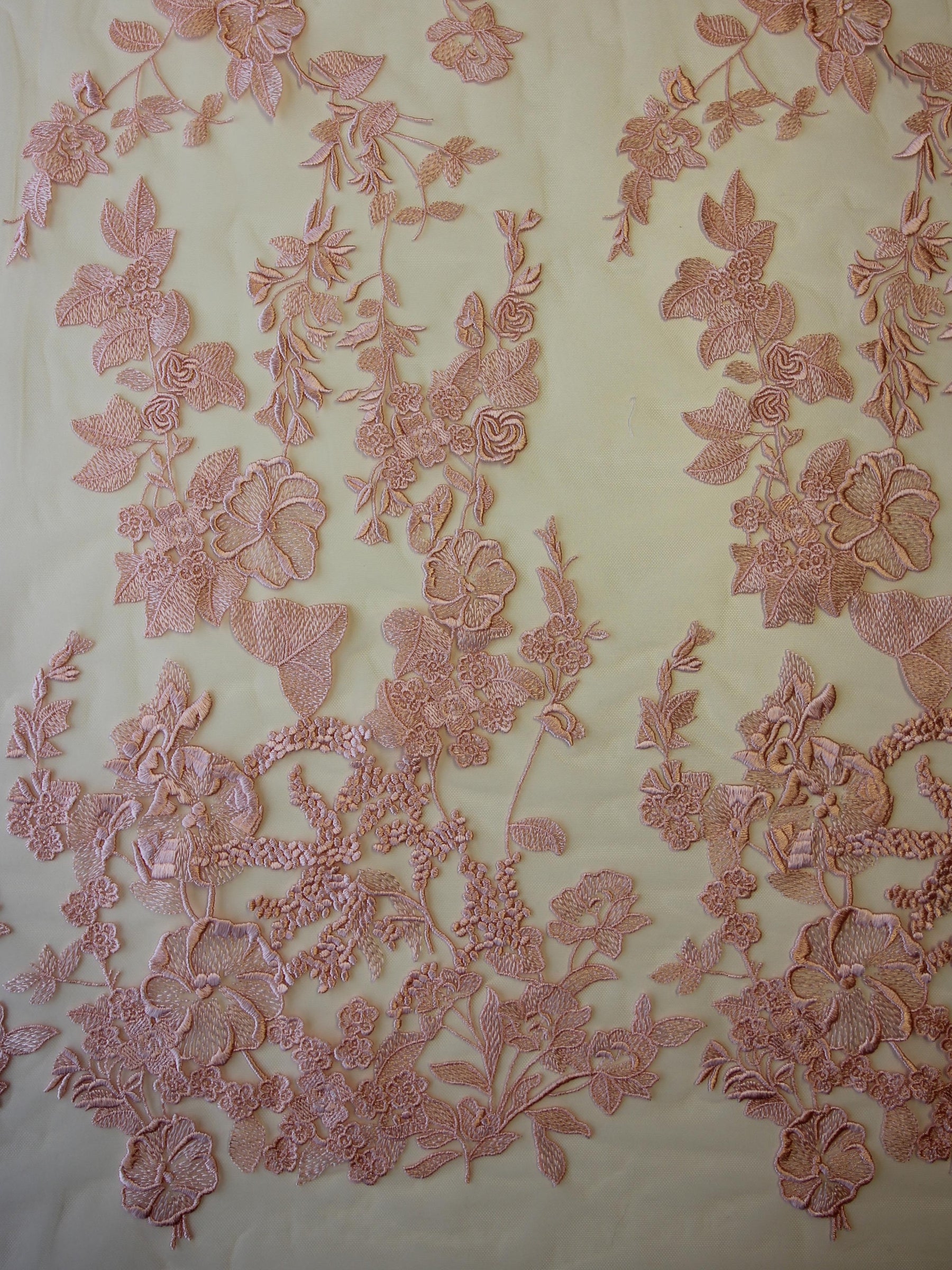 Dentelle Brodée Rose - Garbo