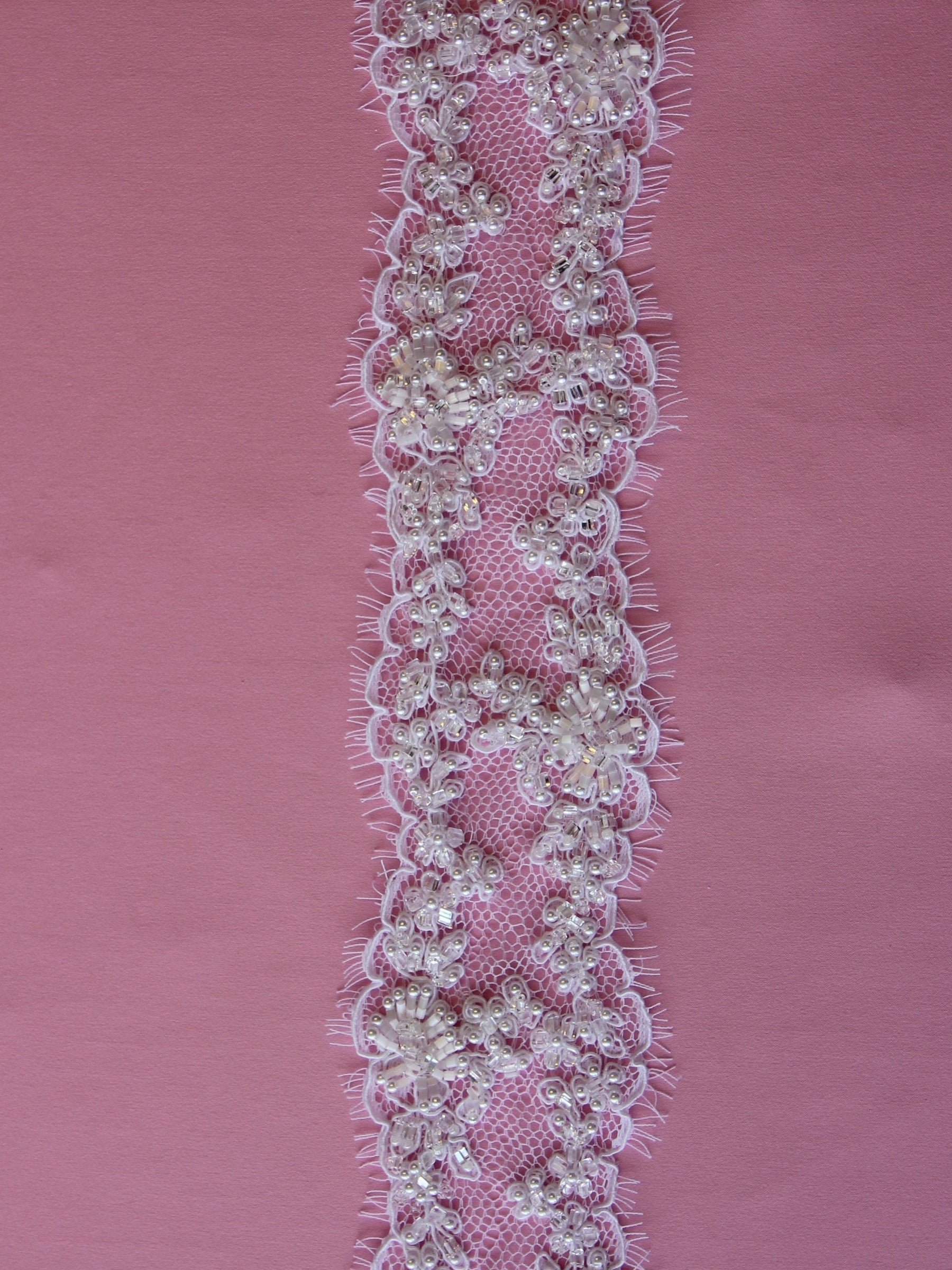 Bordure en perles blanches et cordon de dentelle - Omega