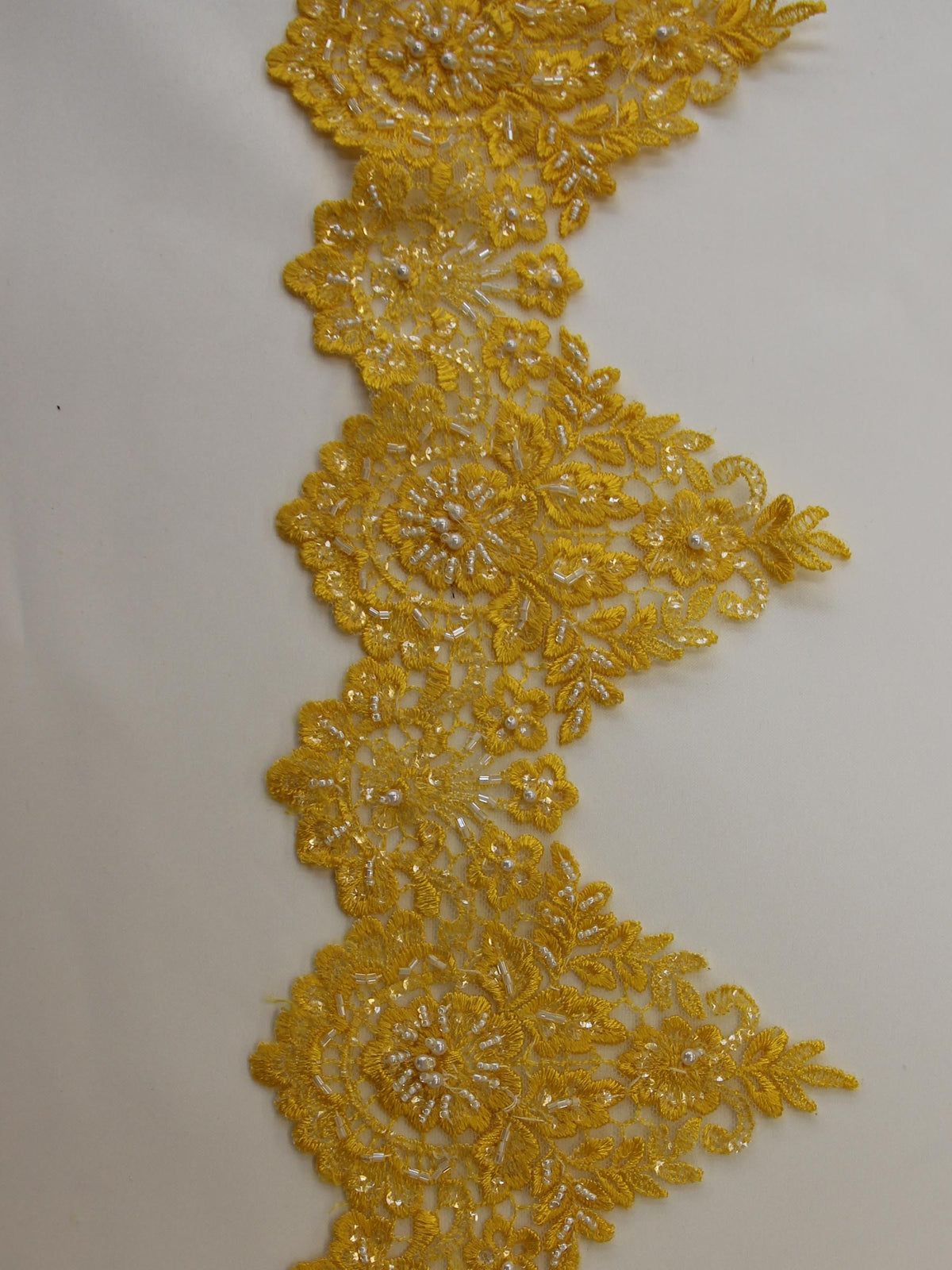 Bordure en dentelle jaune – Hazel.