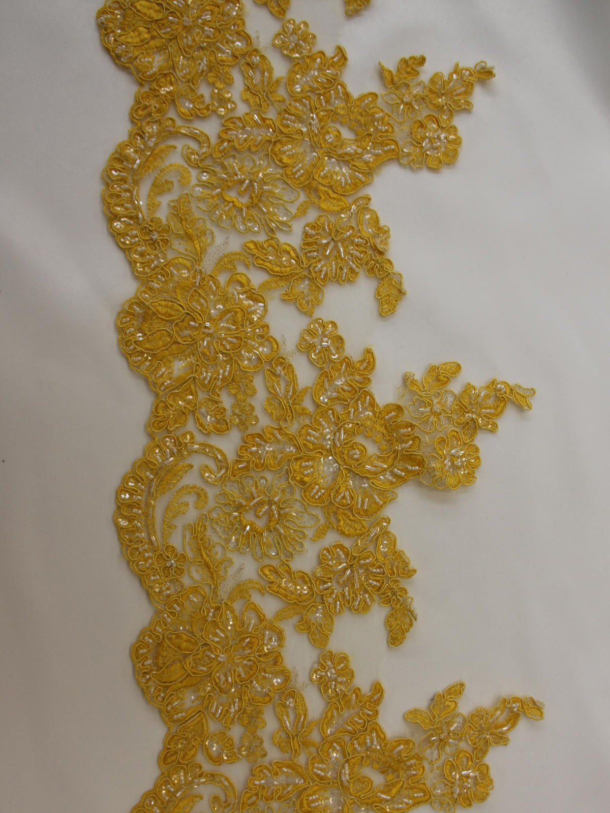 Bordure en dentelle jaune – Victoria.
