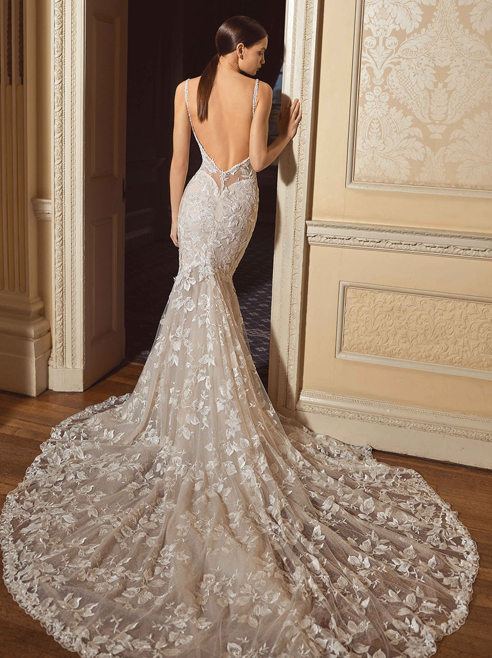 A lace wedding dress that uses Sigourney