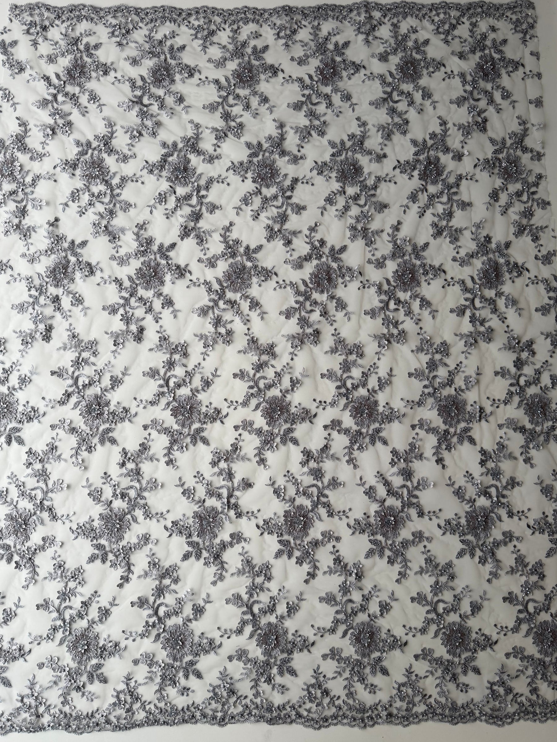 Tulle gris clair brodé de perles en 3D - EB1026