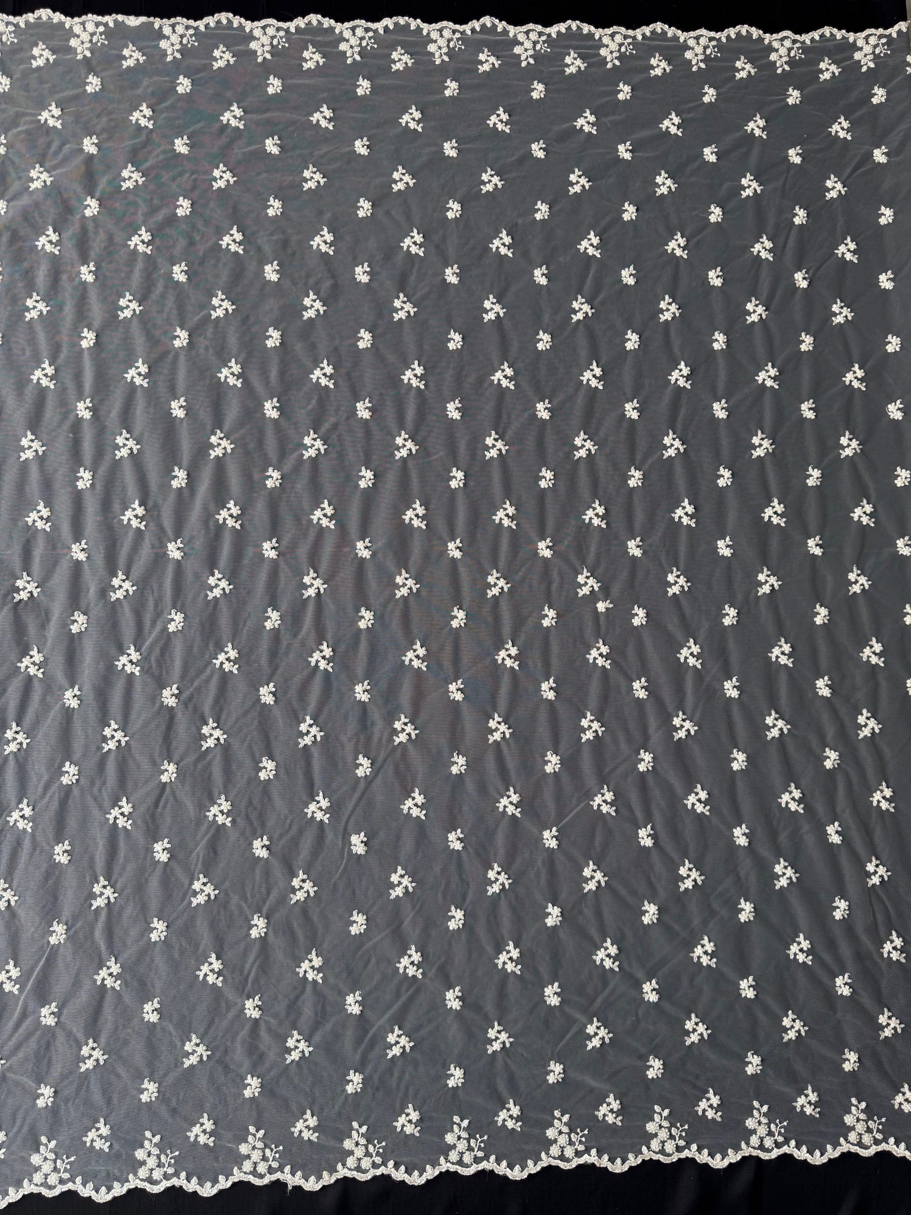 Tulle brodé de perles ivoire - EB1067