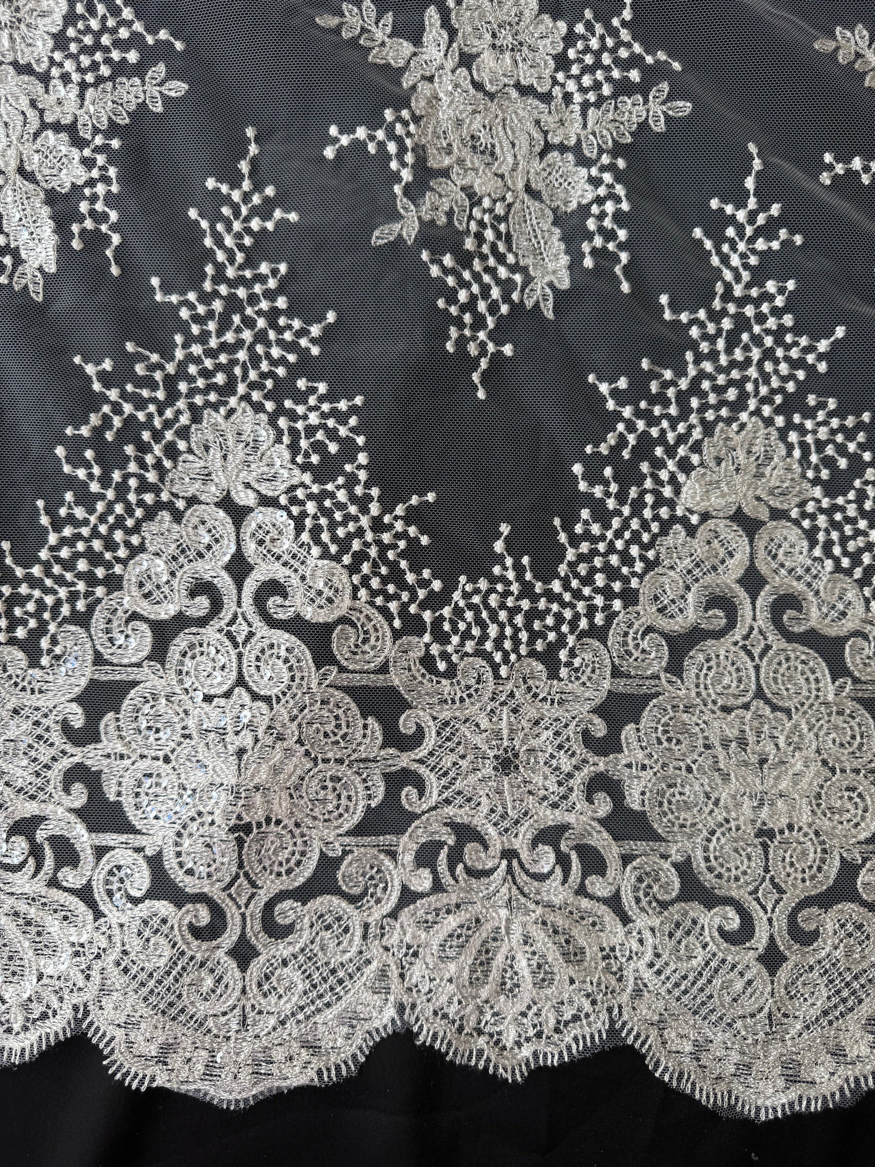 Dentelle brodée de sequins ivoire - EB3034