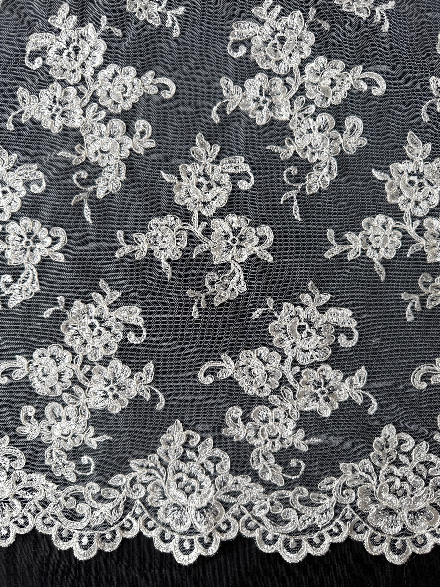 Dentelle de mariage ivoire cordée - P449