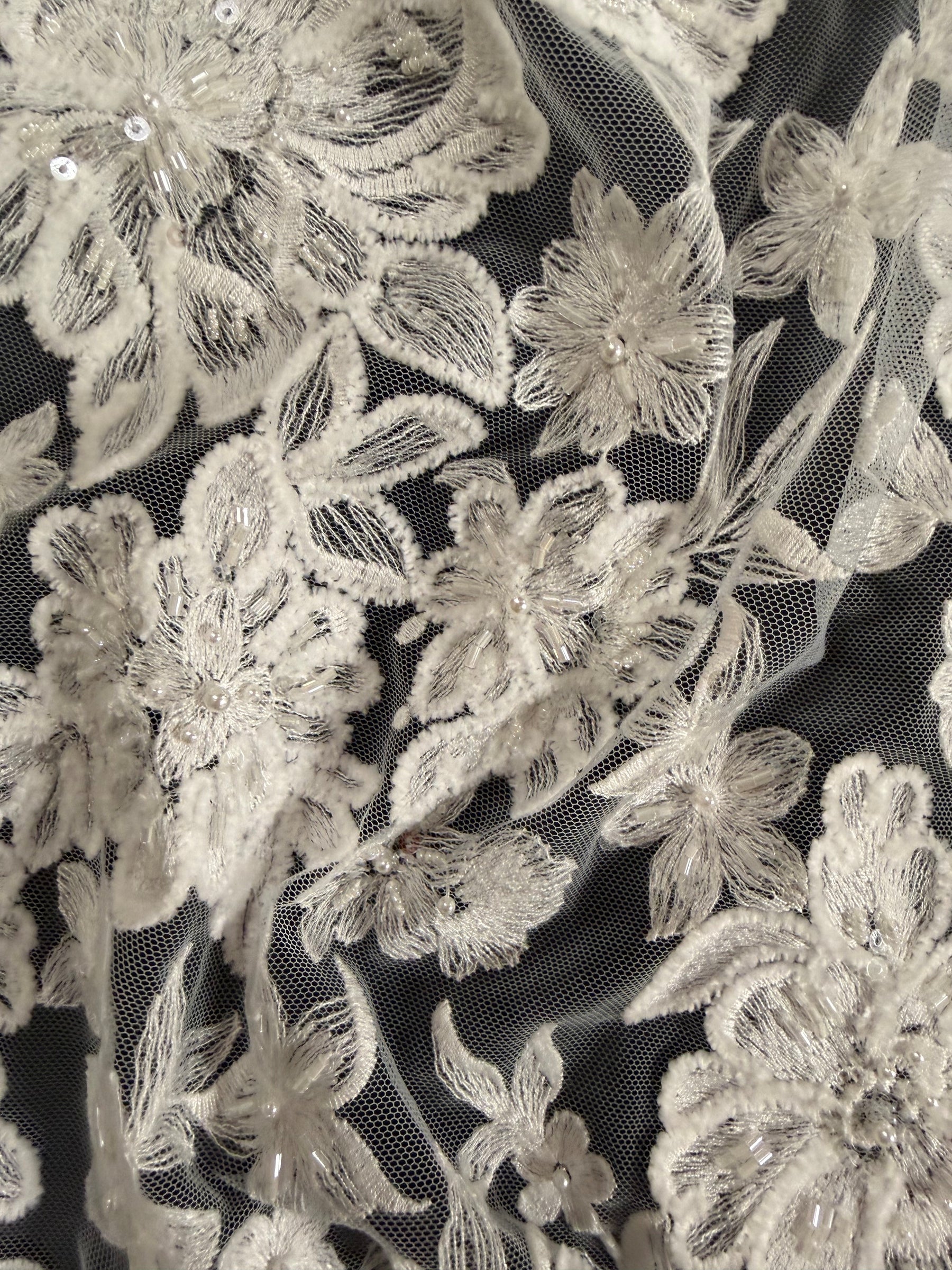 Tulle brodé de perles ivoire - EB1039