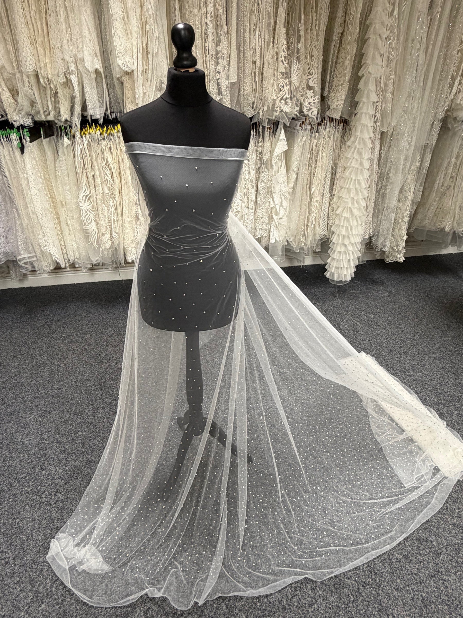 Tulle brodé de perles ivoire - EB1061