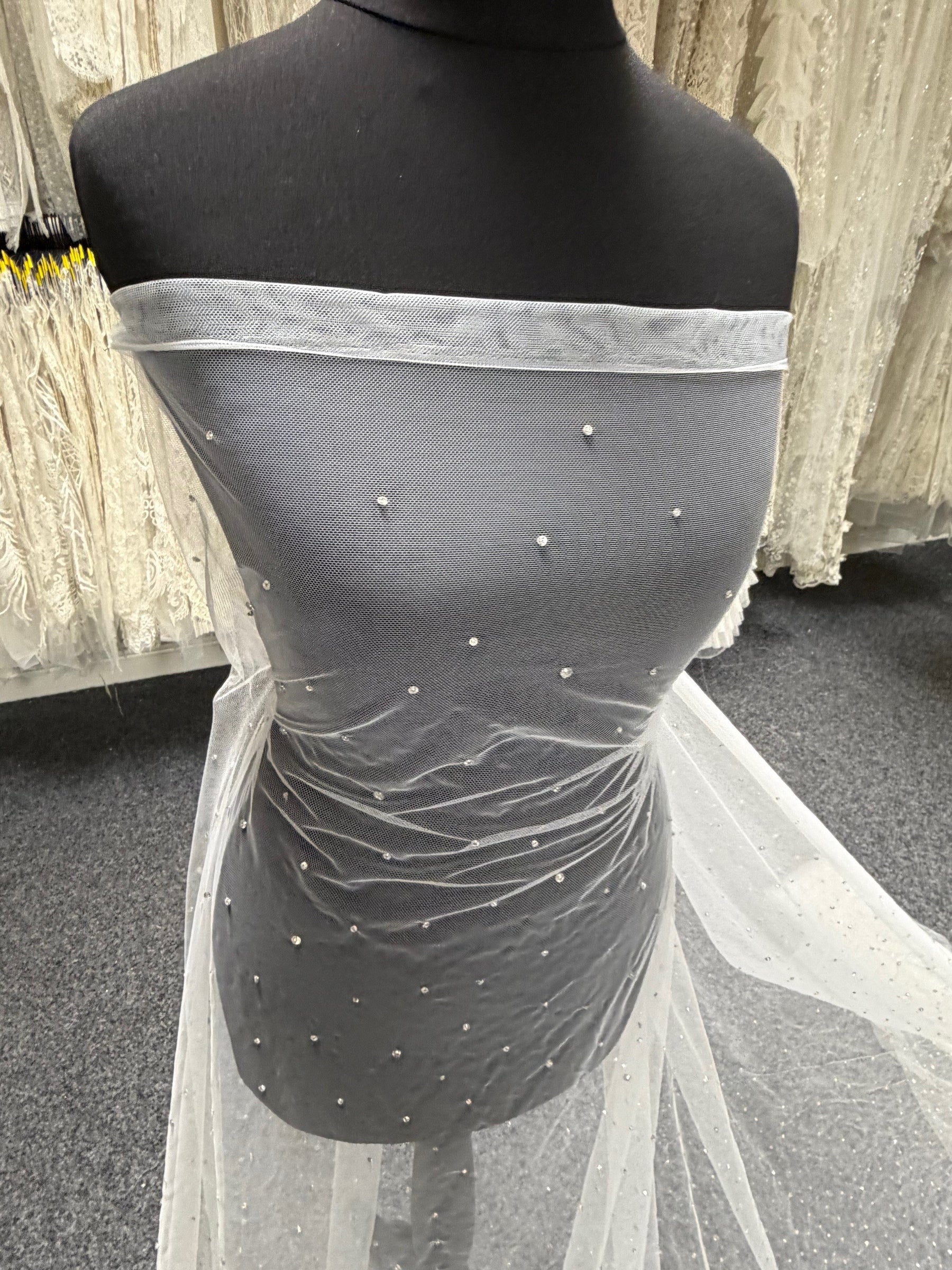 Tulle brodé de perles ivoire - EB1061