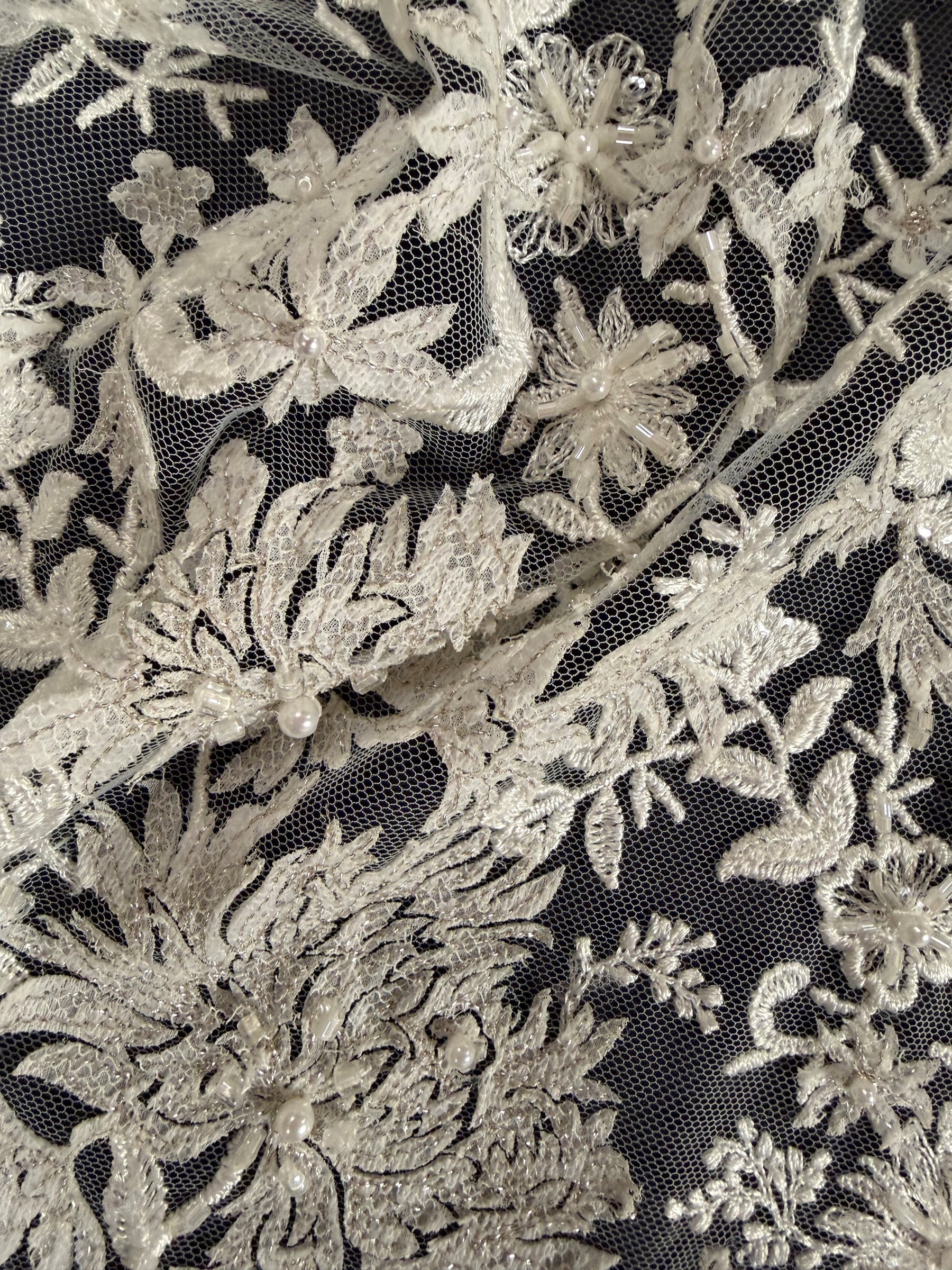 Tulle découpé au laser, brodé de perles ivoire/argent - EB1075