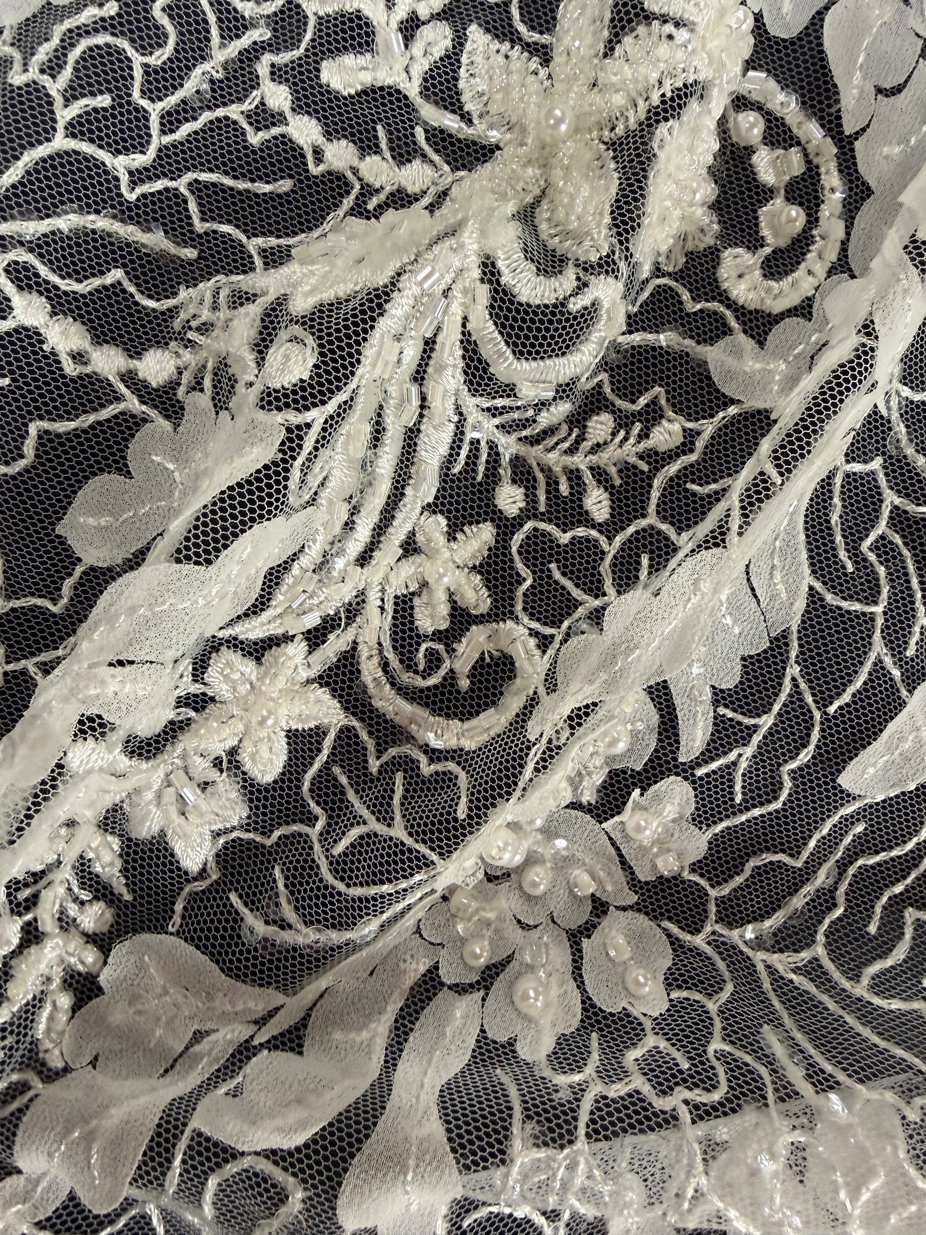 Tulle brodé de perles ivoire - EB1076