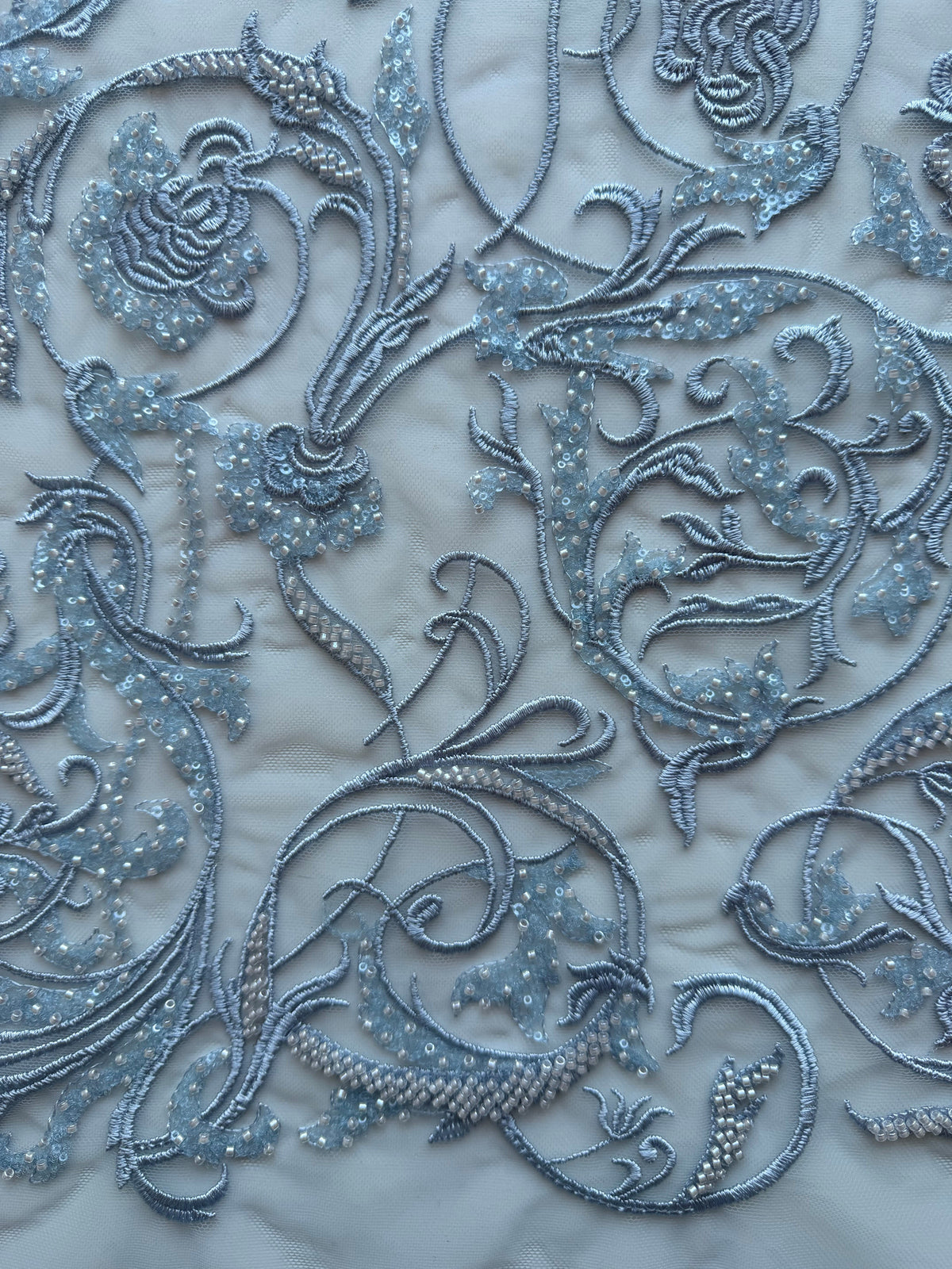 Tulle brodé de perles couleur calcaire - EB1091