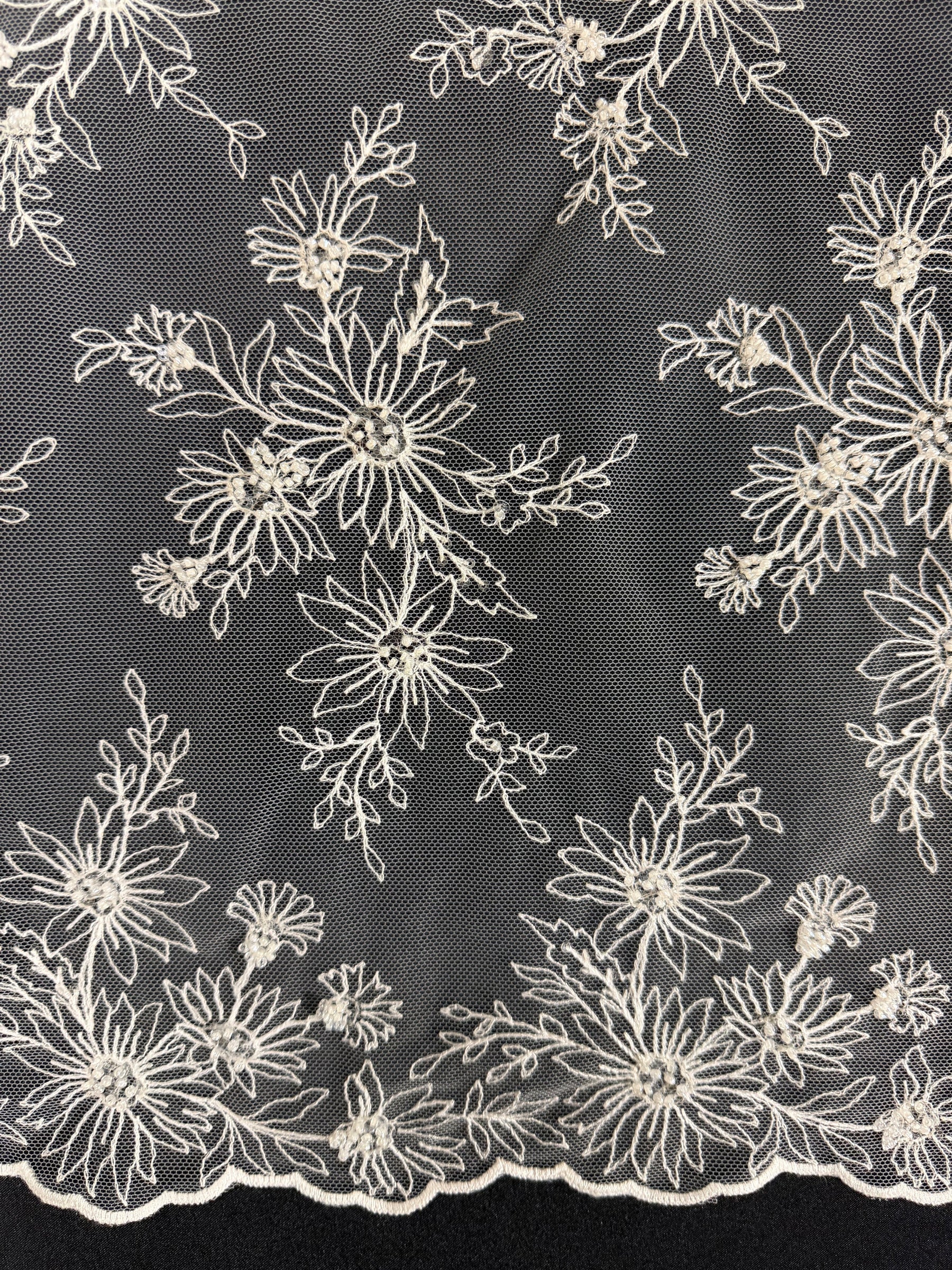 Tulle brodé de perles ivoire - EB1084