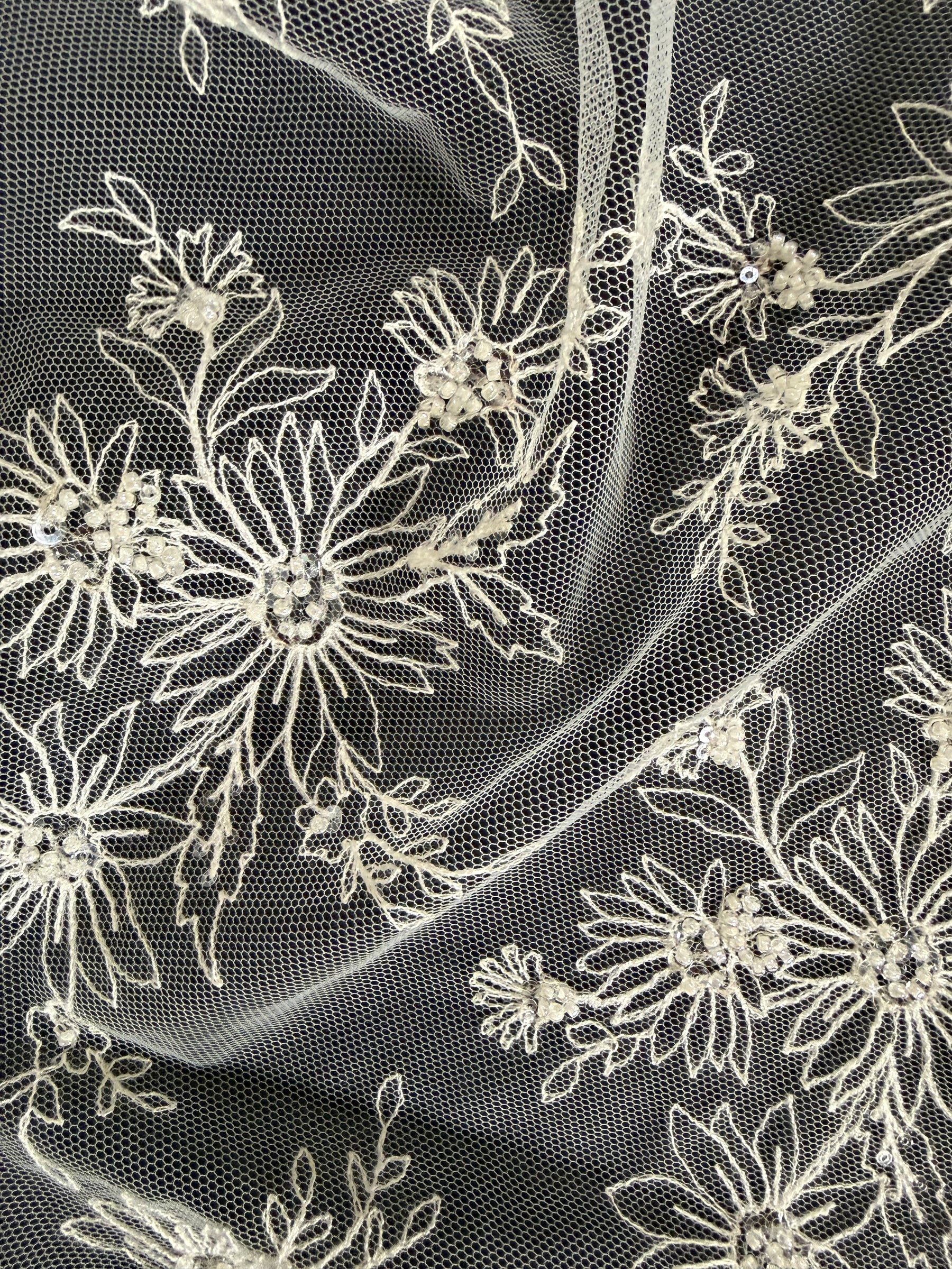 Tulle brodé de perles ivoire - EB1084