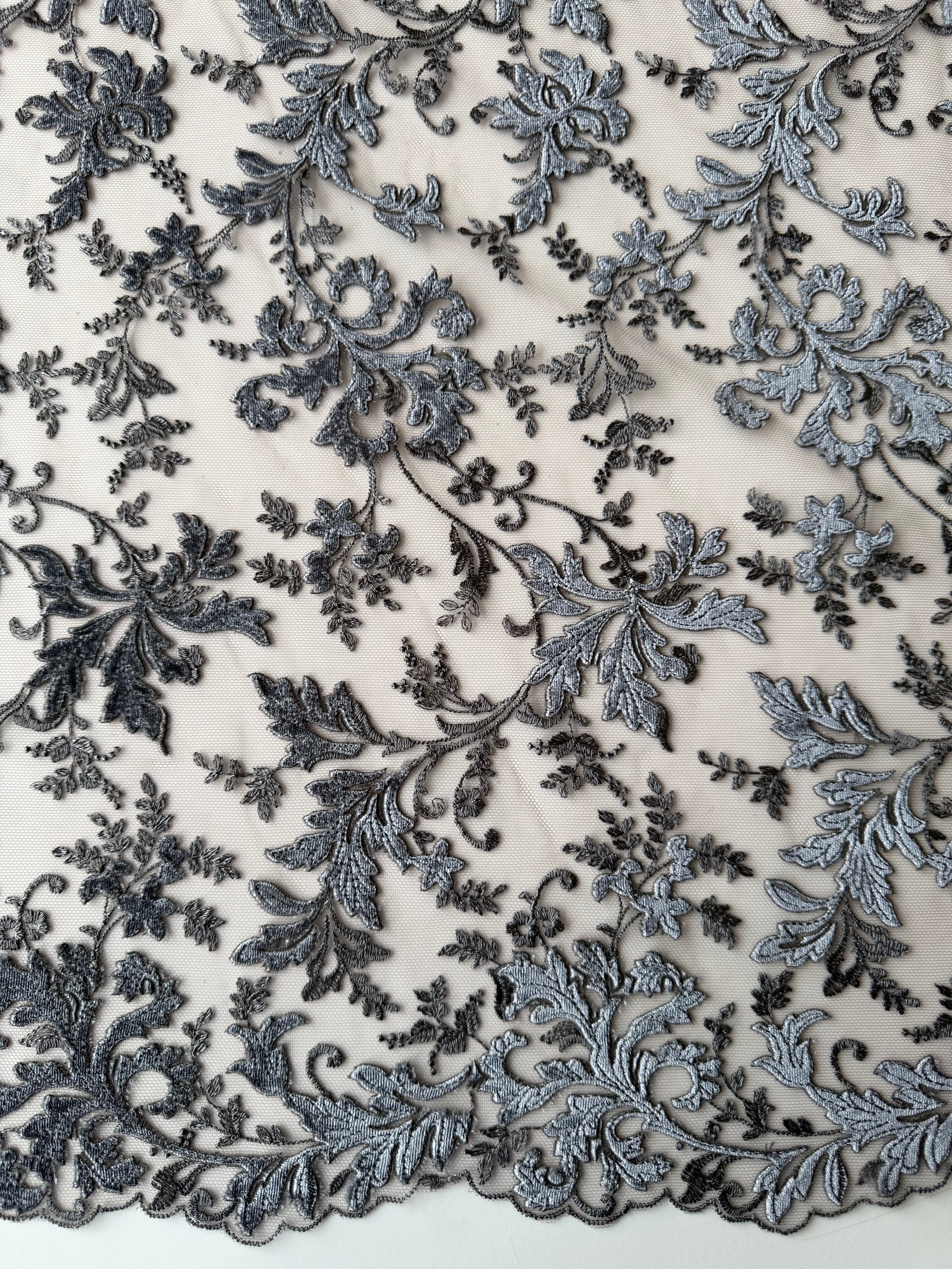 Dentelle brodée en velours gris - Madina