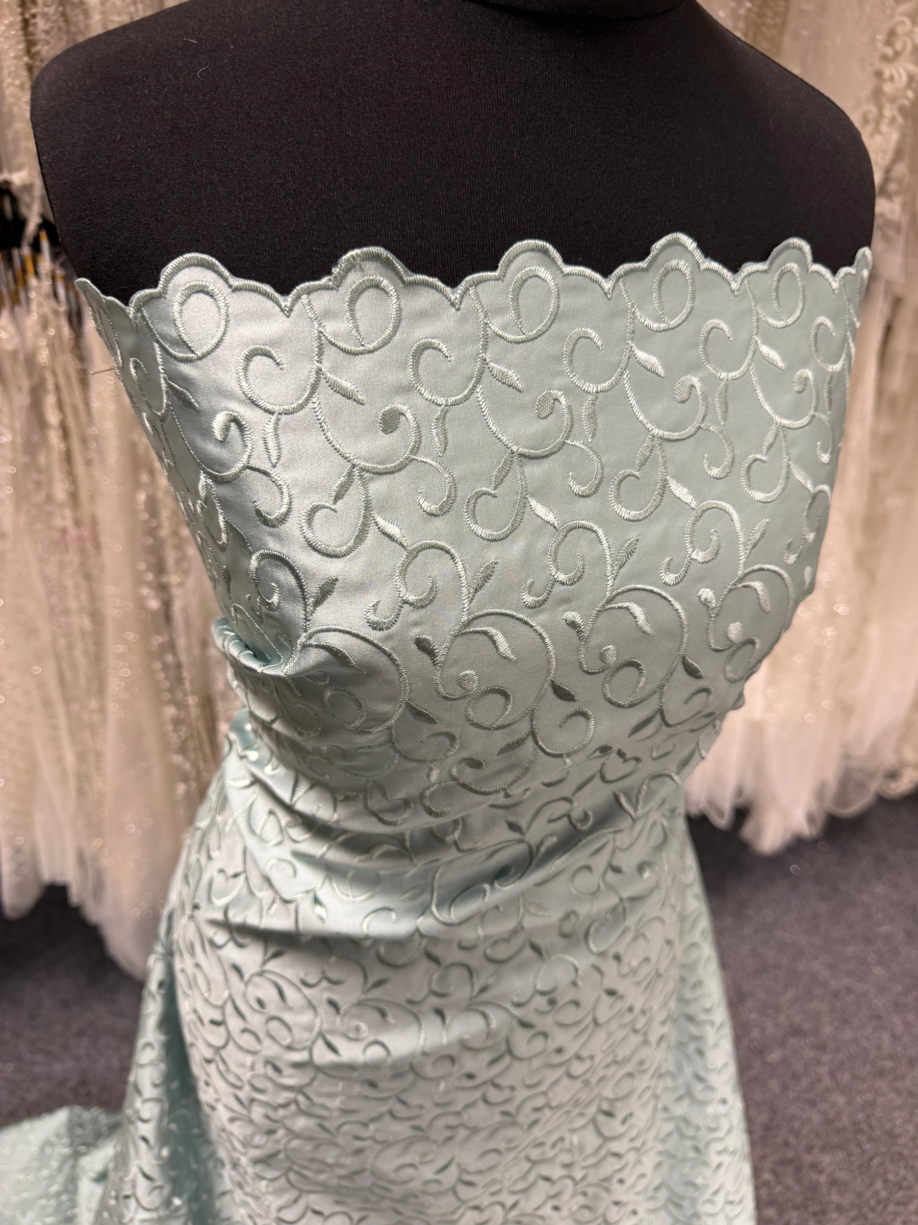 Satin duchesse brodé vert brumeux - P476