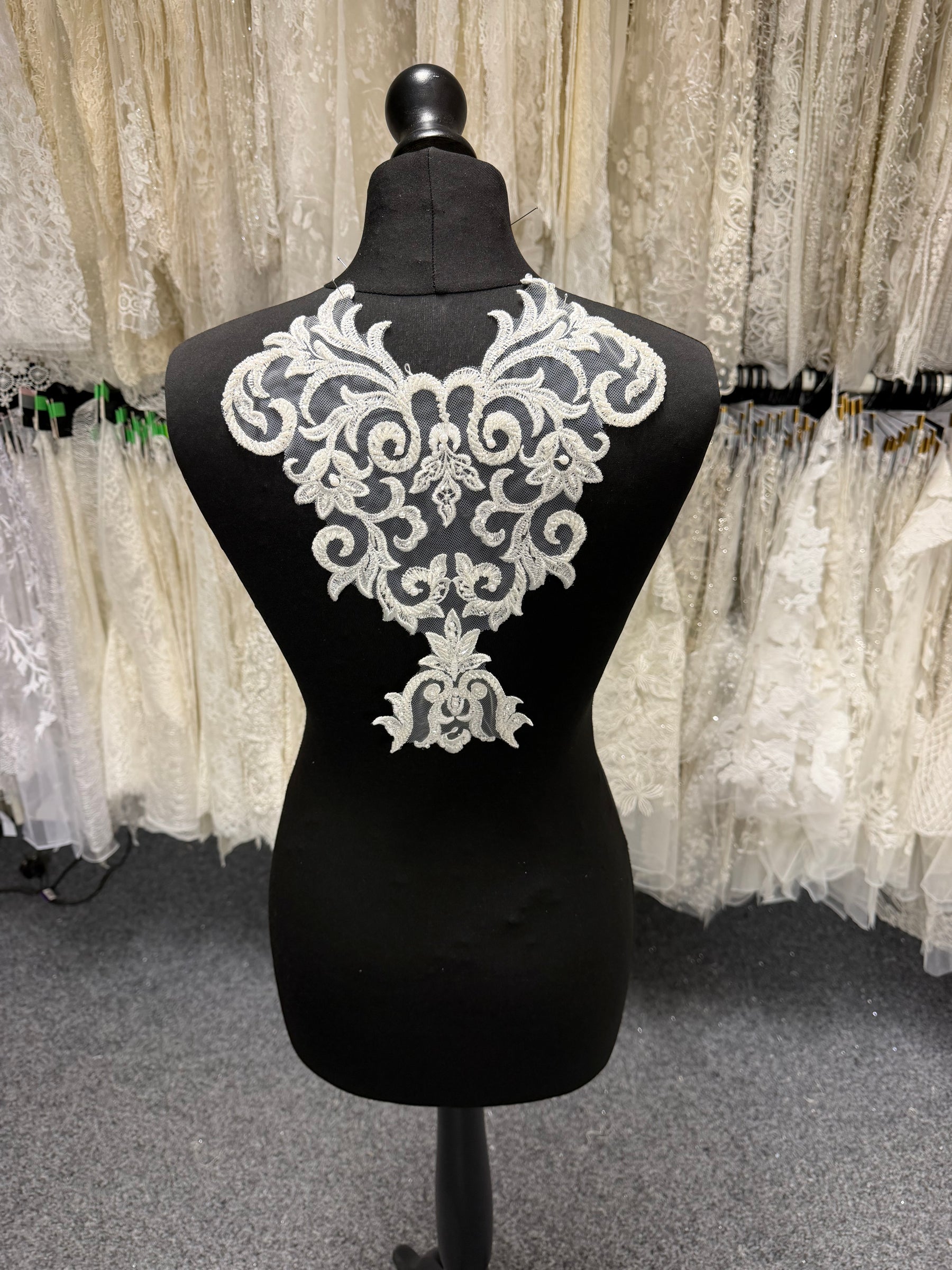 Applique en dentelle perlée ivoire - T815