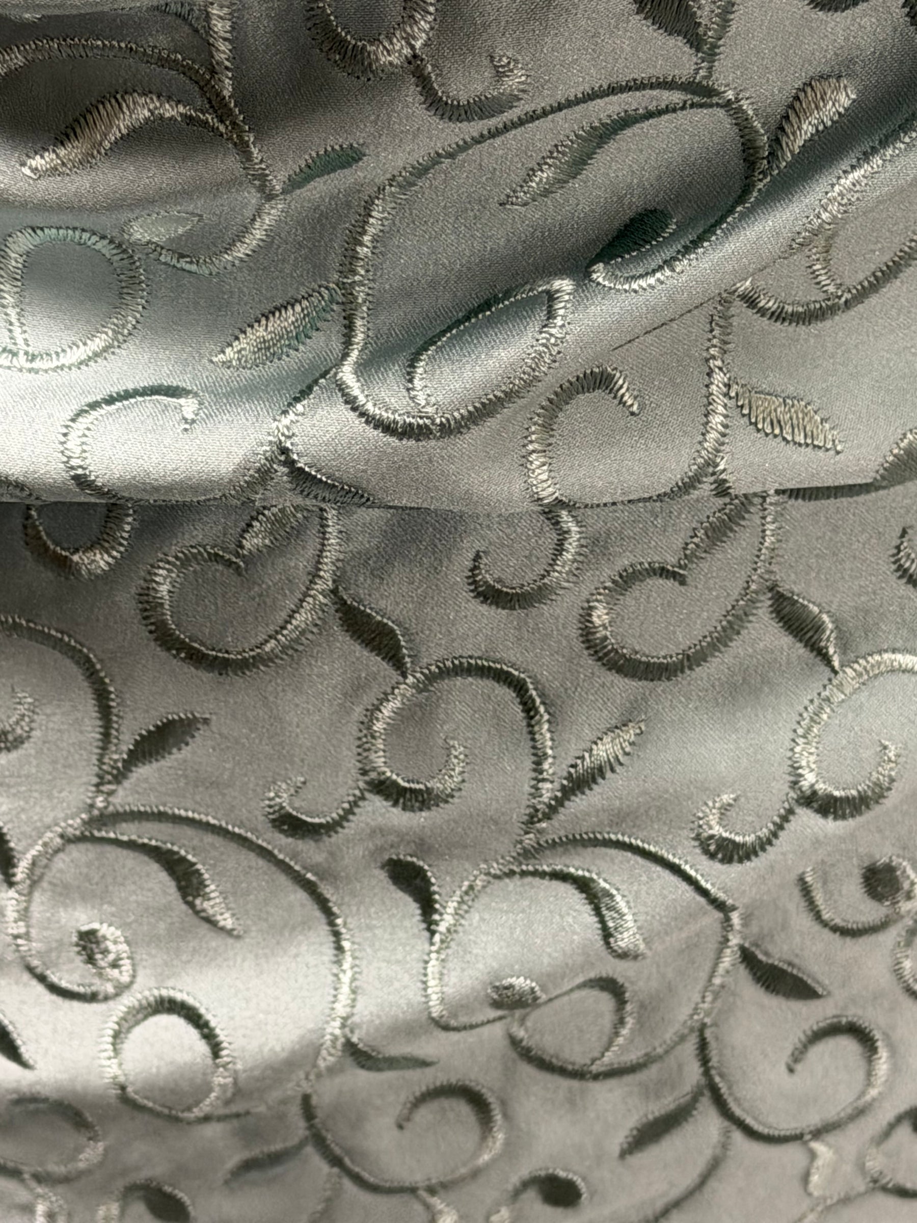 Satin duchesse brodé vert brumeux - P476