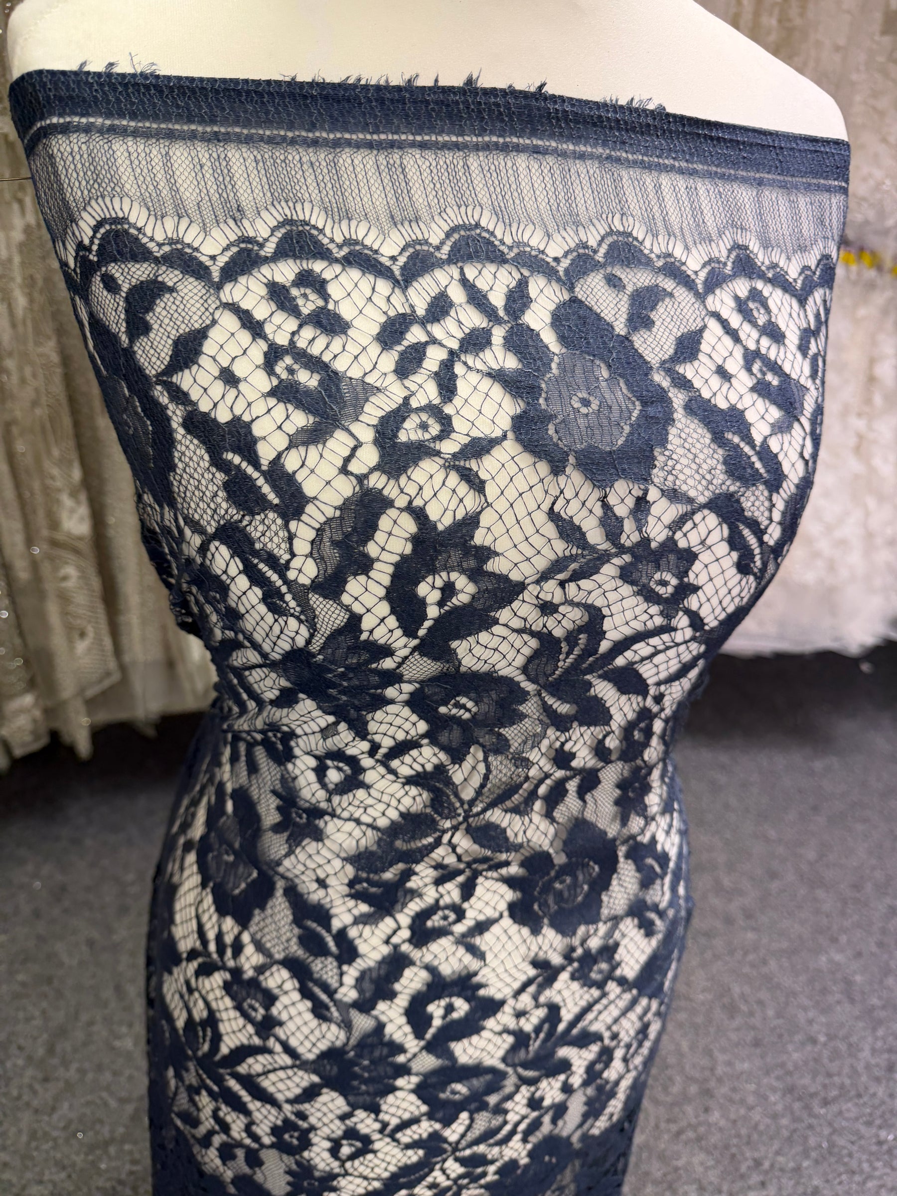 Dentelle italienne en soie et laine bleu marine - P269