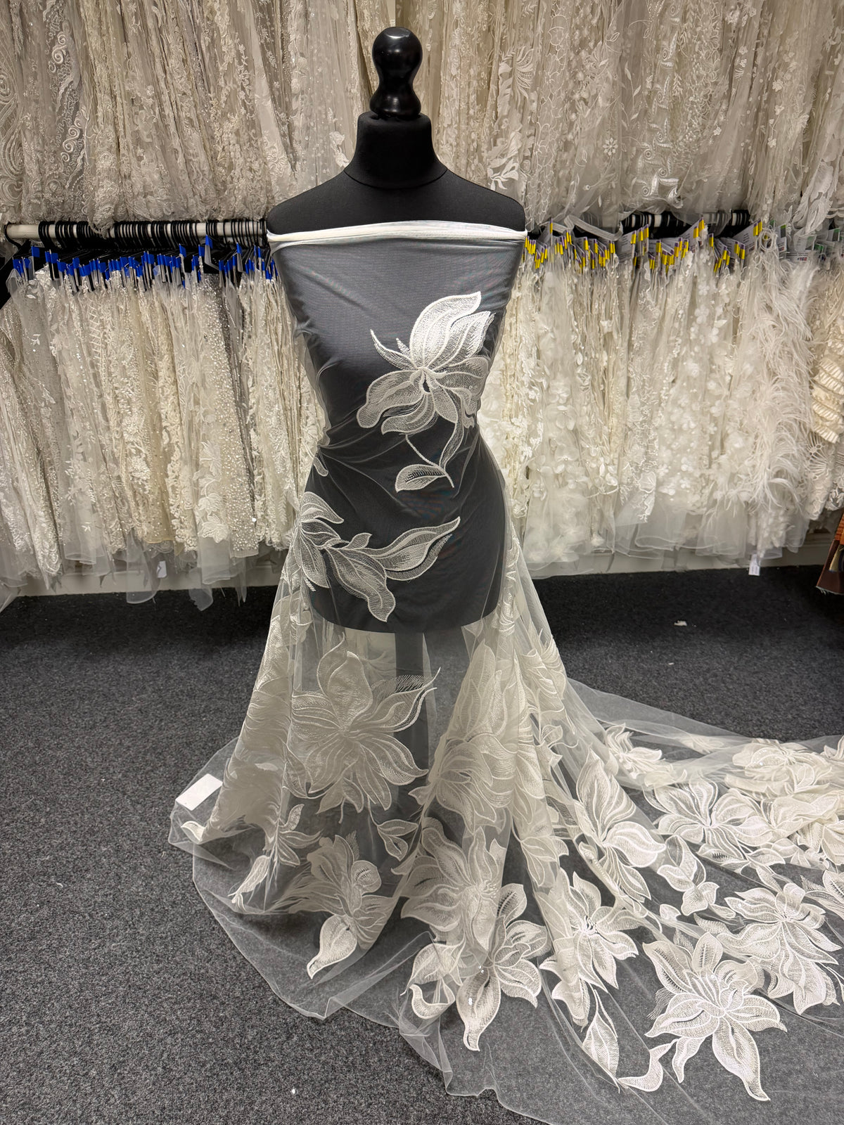 Dentelle brodée de sequins ivoire - EB3058