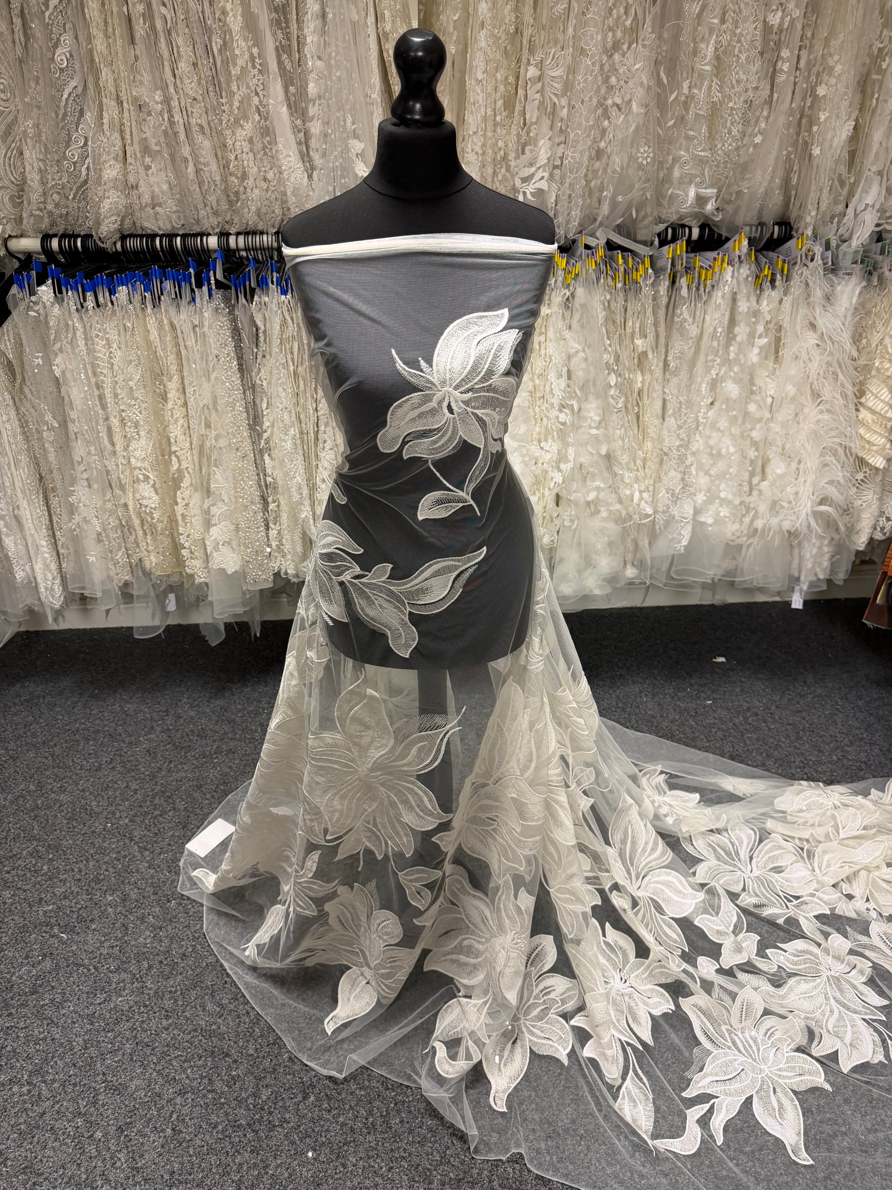 Dentelle brodée de sequins ivoire - EB3058