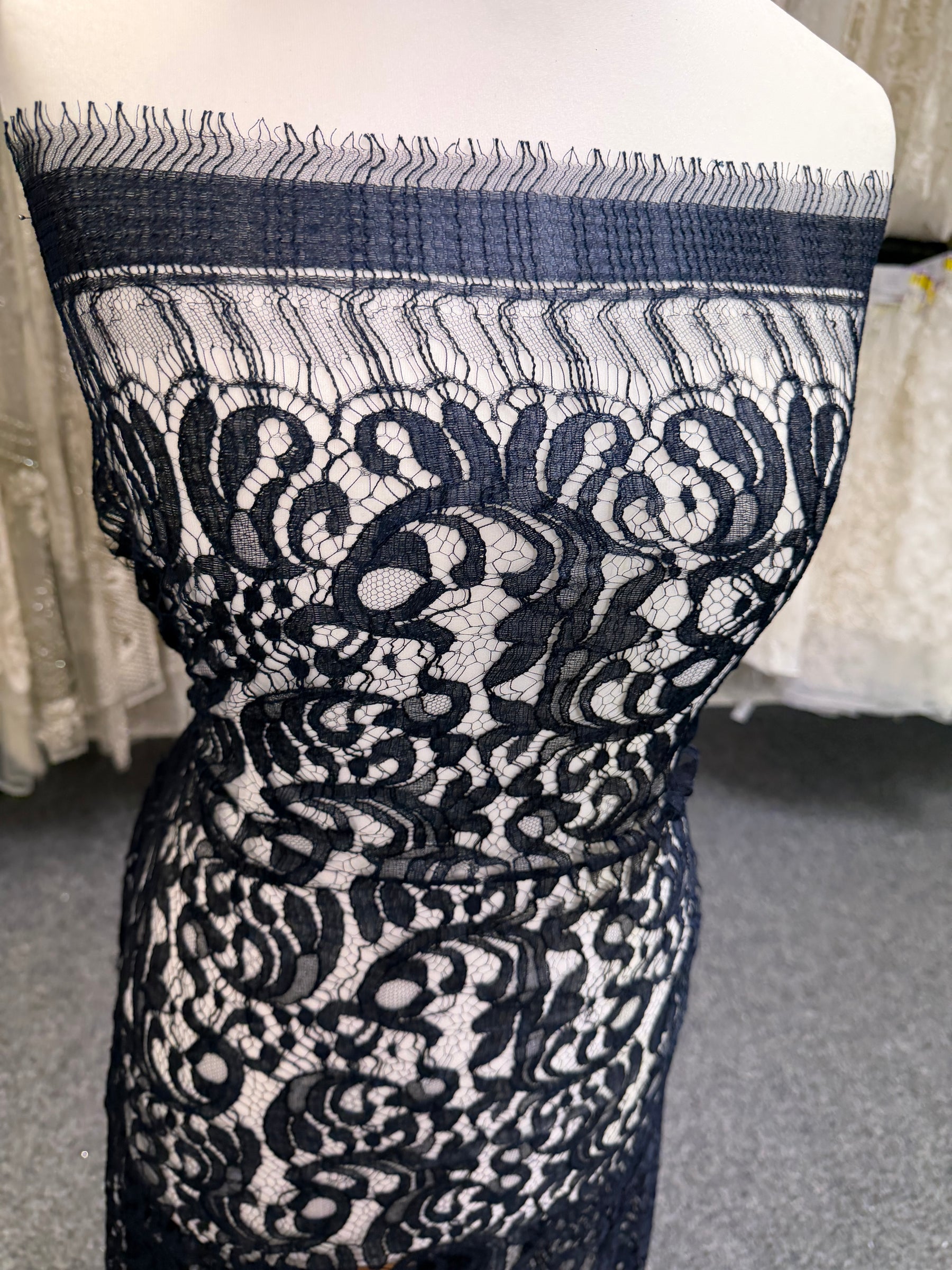 Dentelle italienne bleu marine - P883