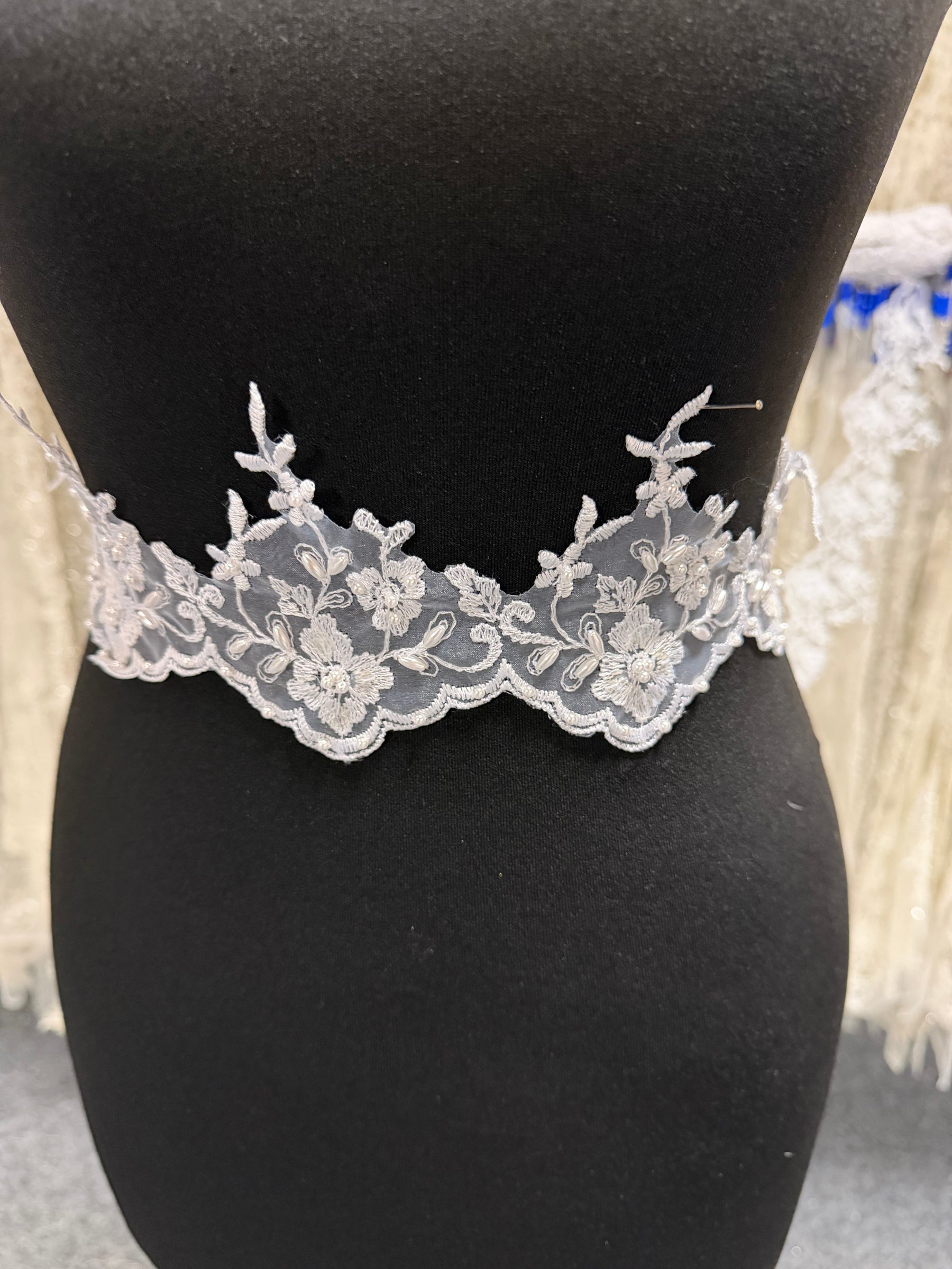 Garniture en dentelle perlée blanche - T10