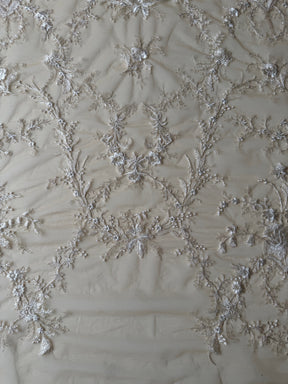Dentelle brodée ivoire sur fond nude - EB3027
